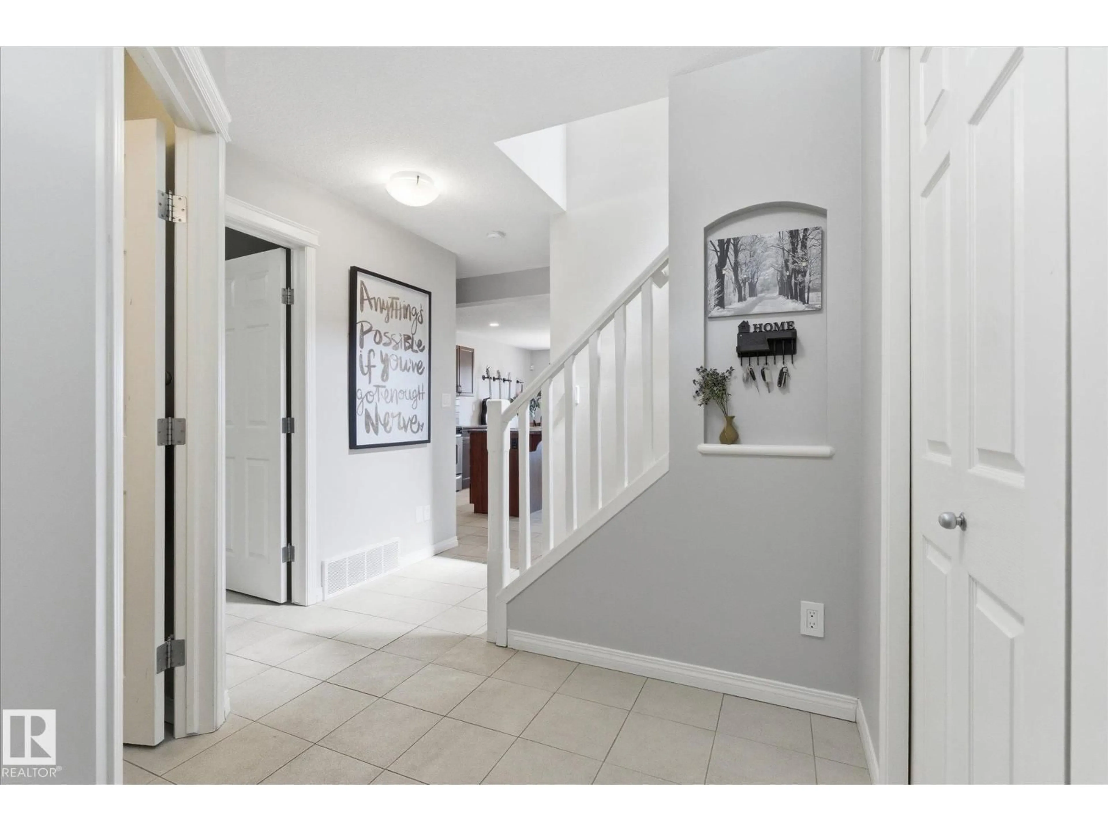 Indoor entryway for 18 HALLADAY BV, Spruce Grove Alberta T7X0P5