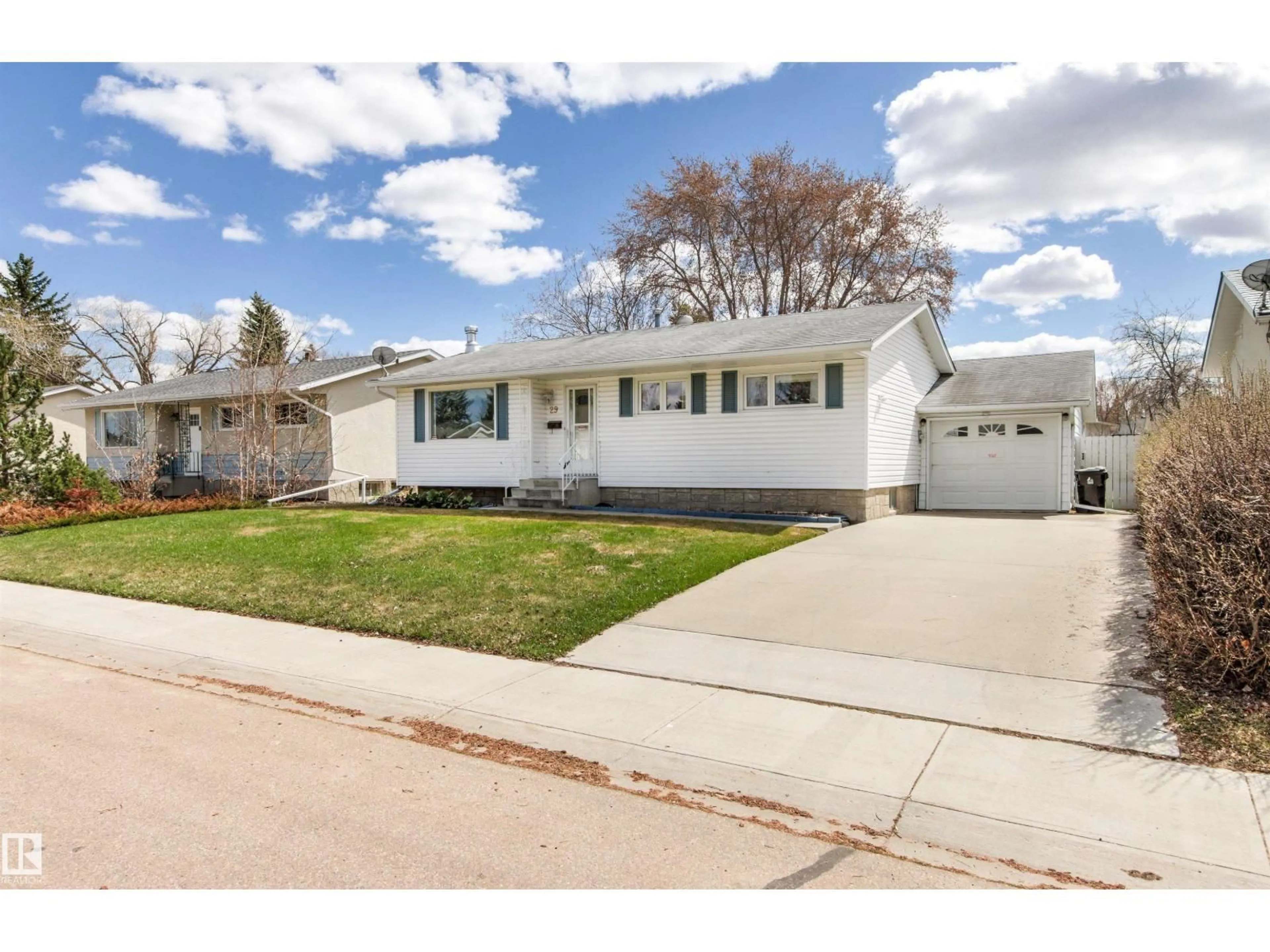 Home with vinyl exterior material, street for 29 BRISTOW CR, Spruce Grove Alberta T7X2E1