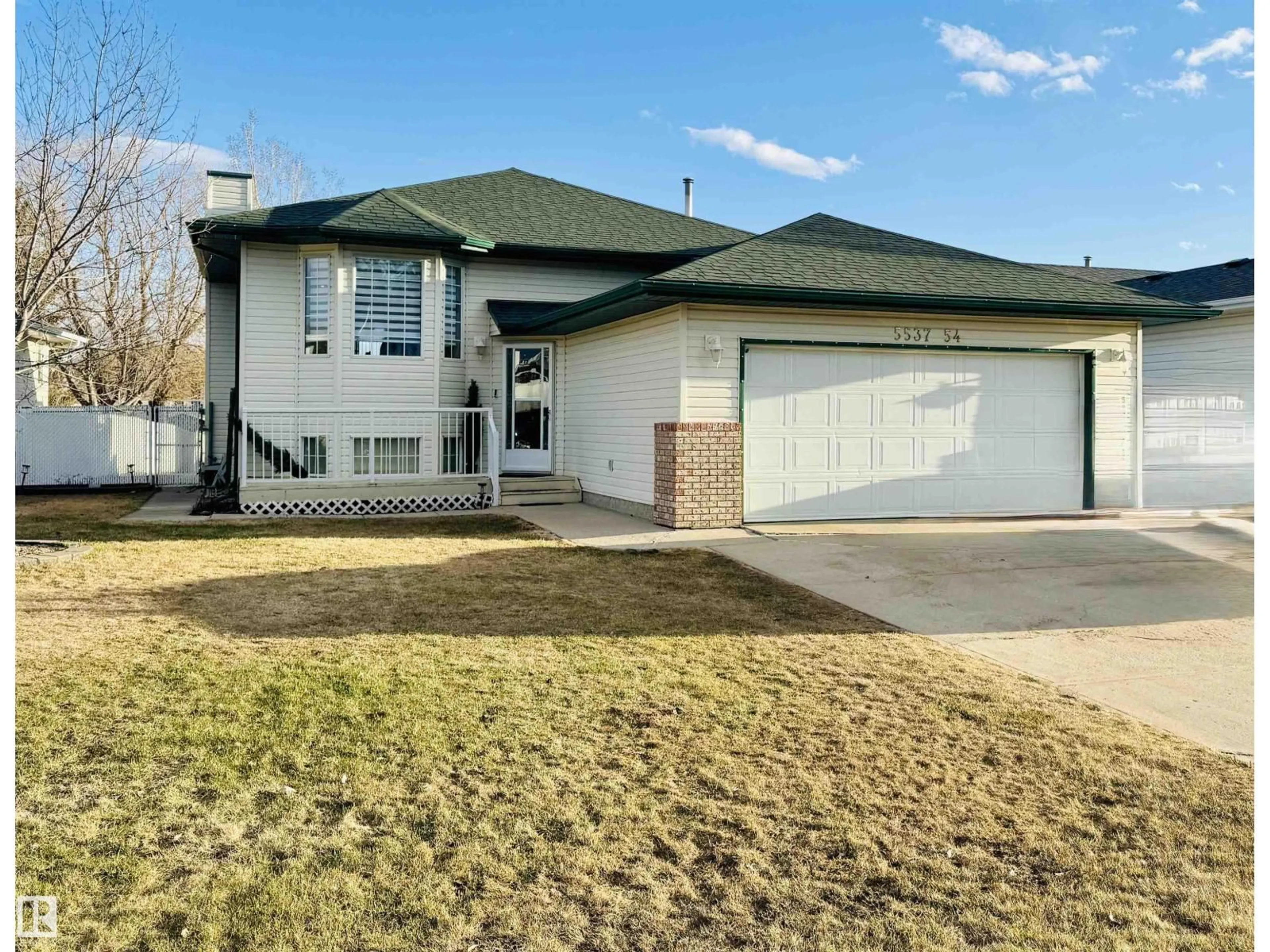 Home with vinyl exterior material, street for 5537 54 AV, St. Paul Town Alberta T0A3A1