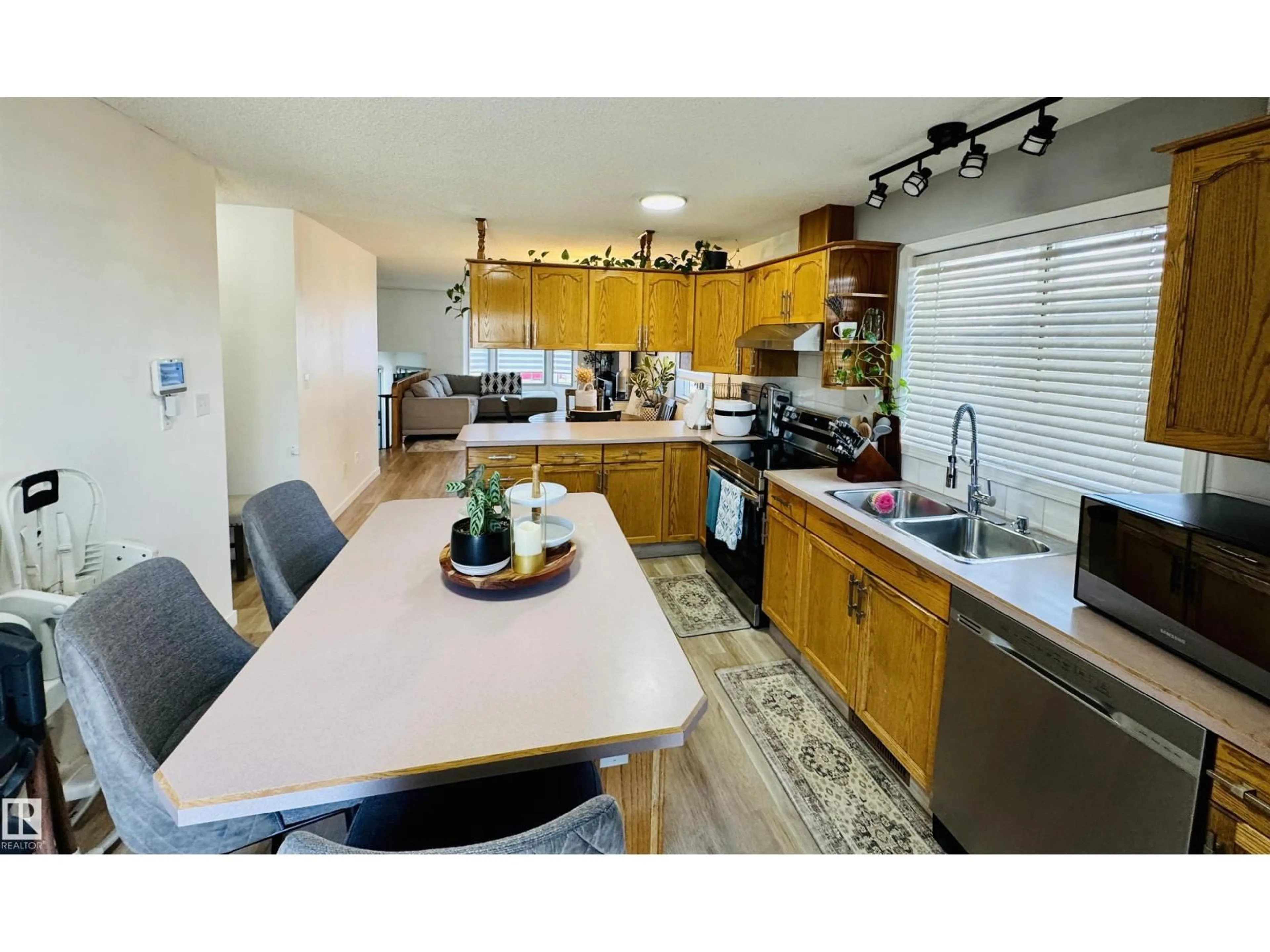 Open concept kitchen, unknown for 5537 54 AV, St. Paul Town Alberta T0A3A1