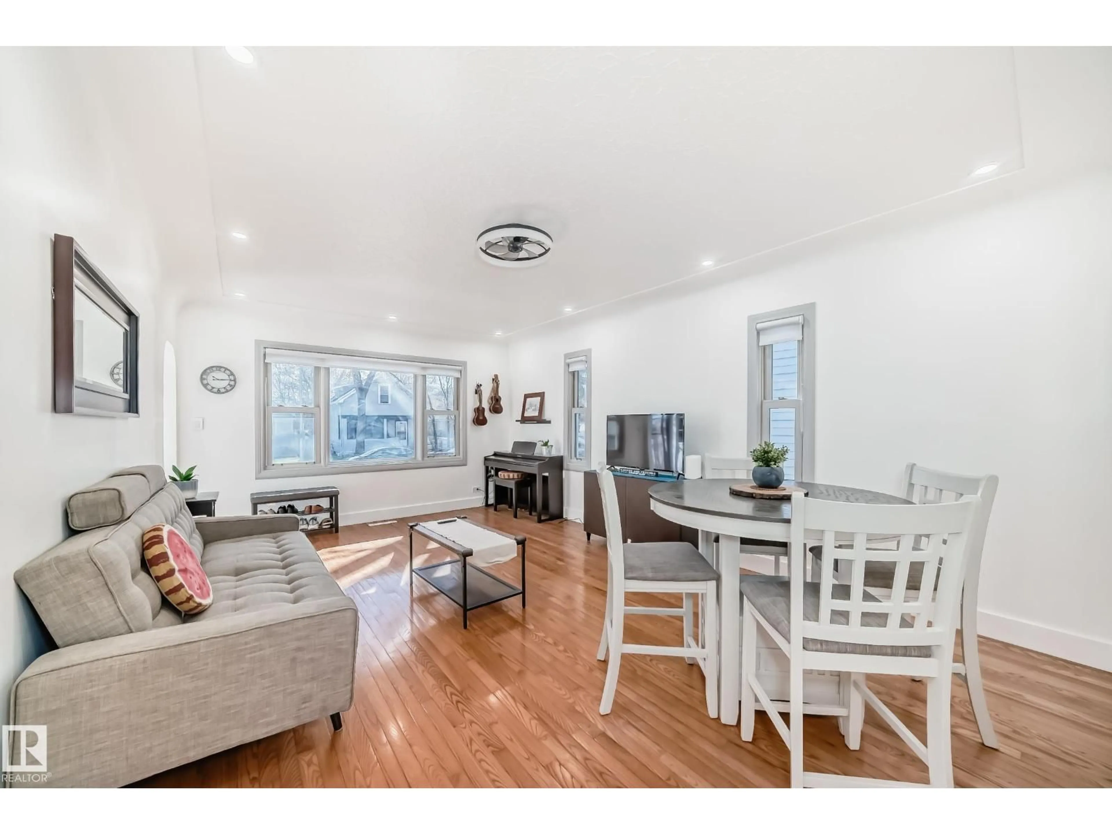 Living room with furniture, wood/laminate floor for NW - 11926 77 ST, Edmonton Alberta T5B2G4