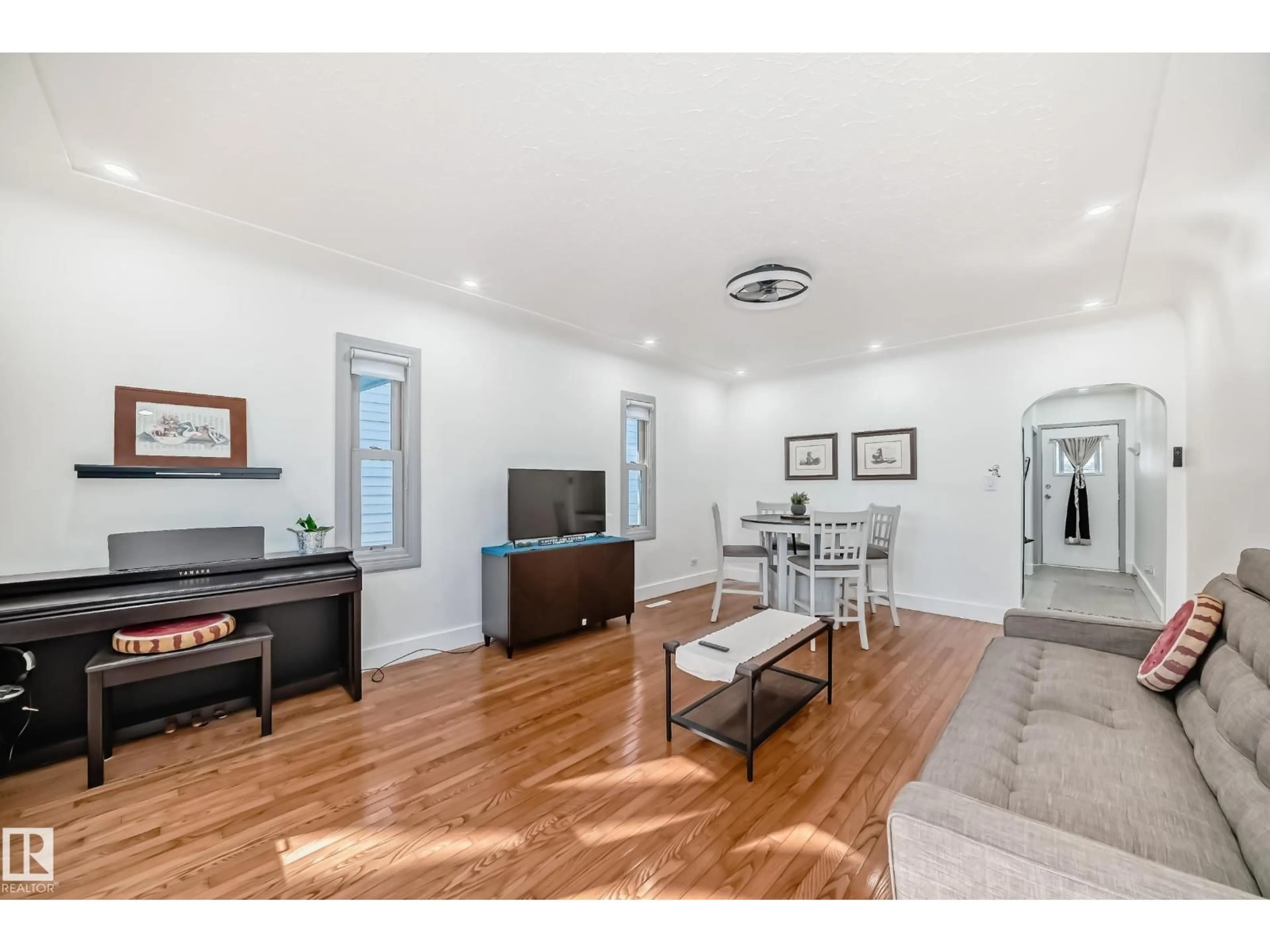 Living room with furniture, wood/laminate floor for NW - 11926 77 ST, Edmonton Alberta T5B2G4