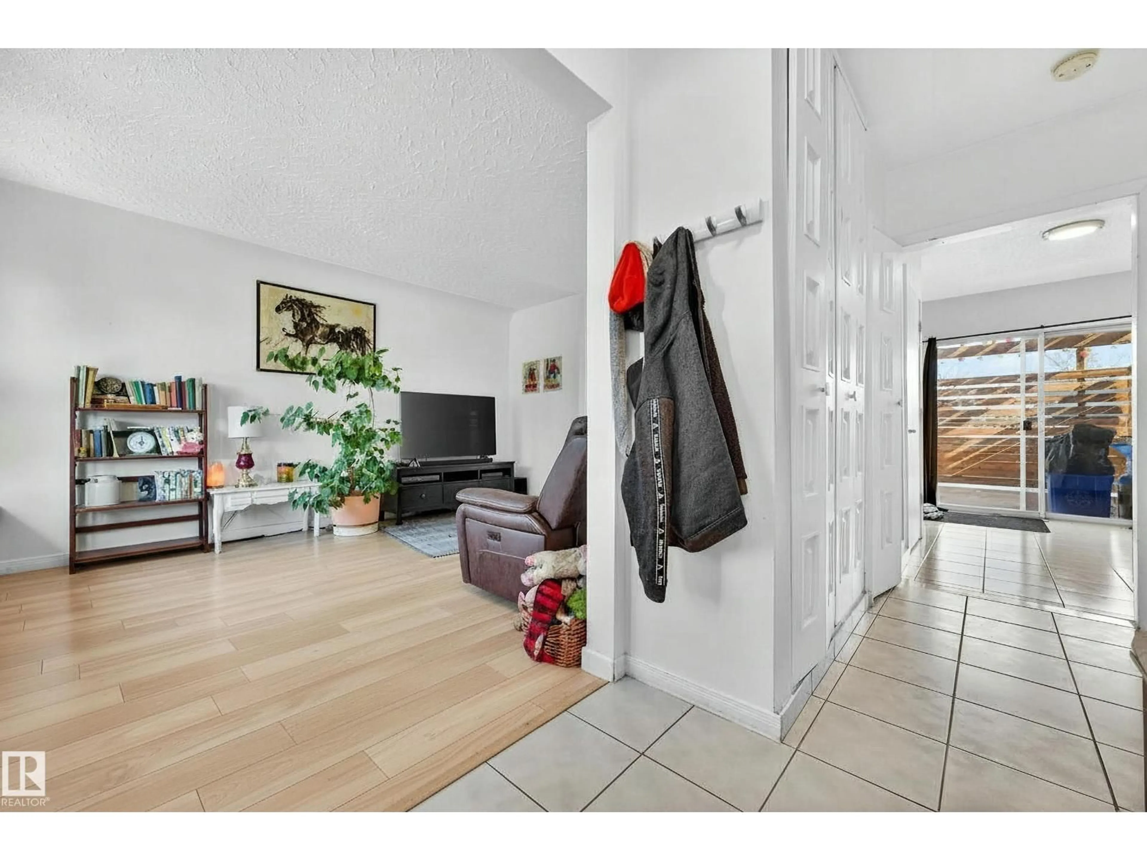 Indoor entryway for 13620 119 AV, Edmonton Alberta T5L2N6
