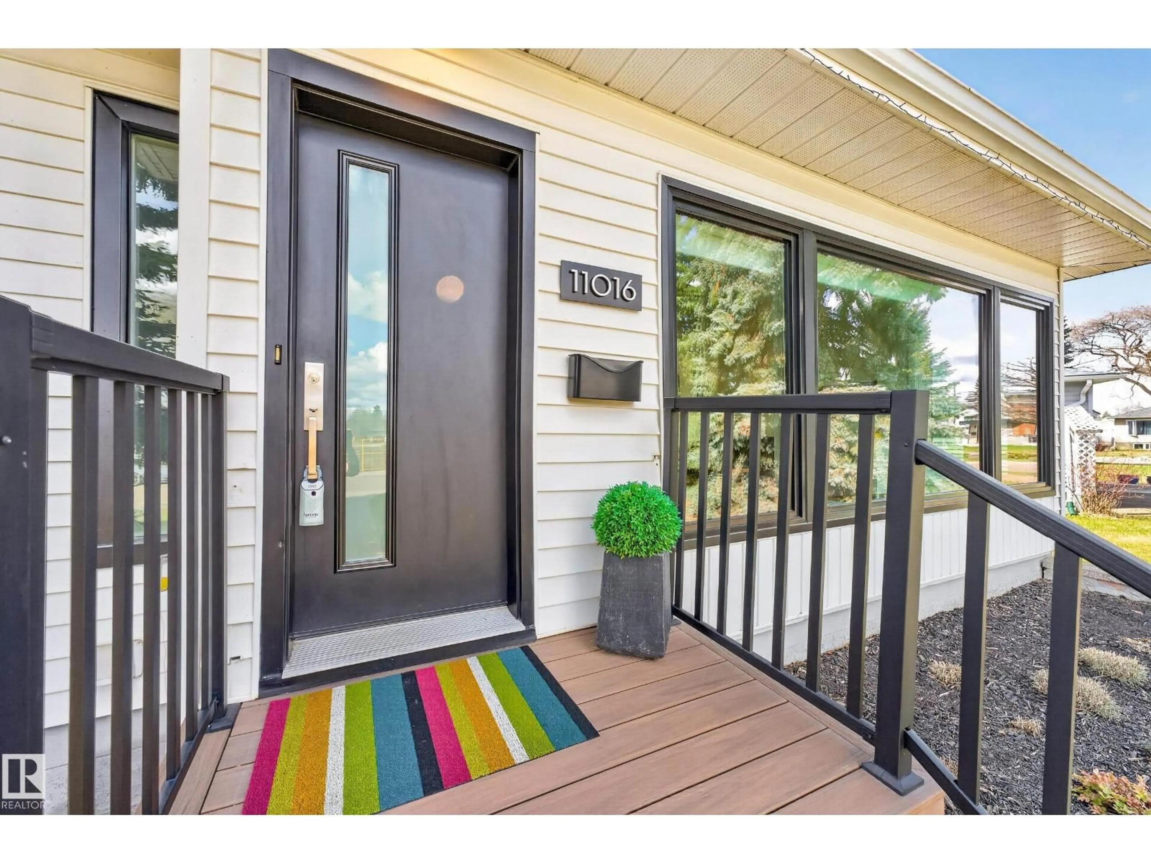 Indoor entryway for 11016 115 ST NW, Edmonton Alberta T5H3L4
