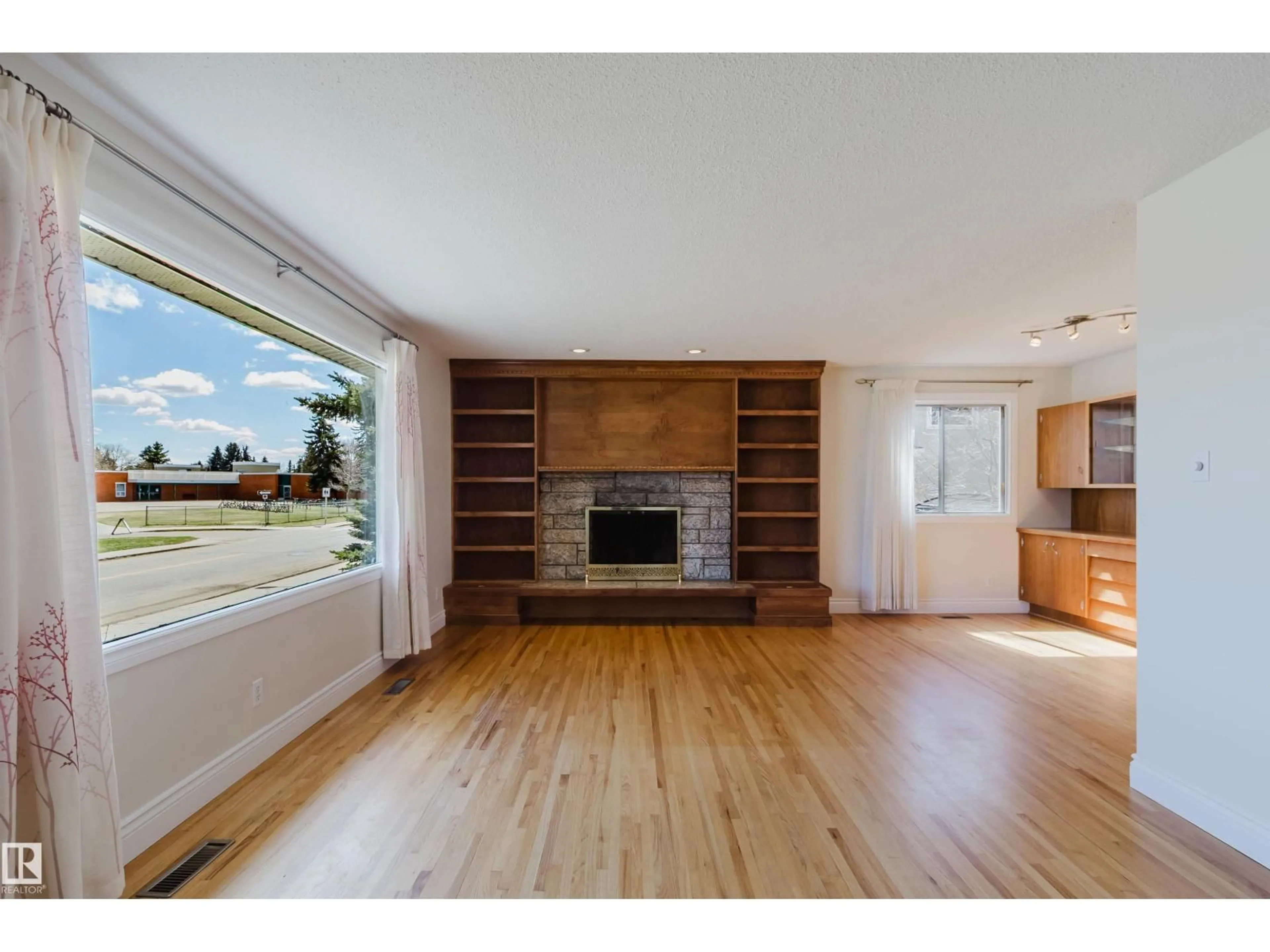 Unknown for 3752 114 ST, Edmonton Alberta T6J1M4