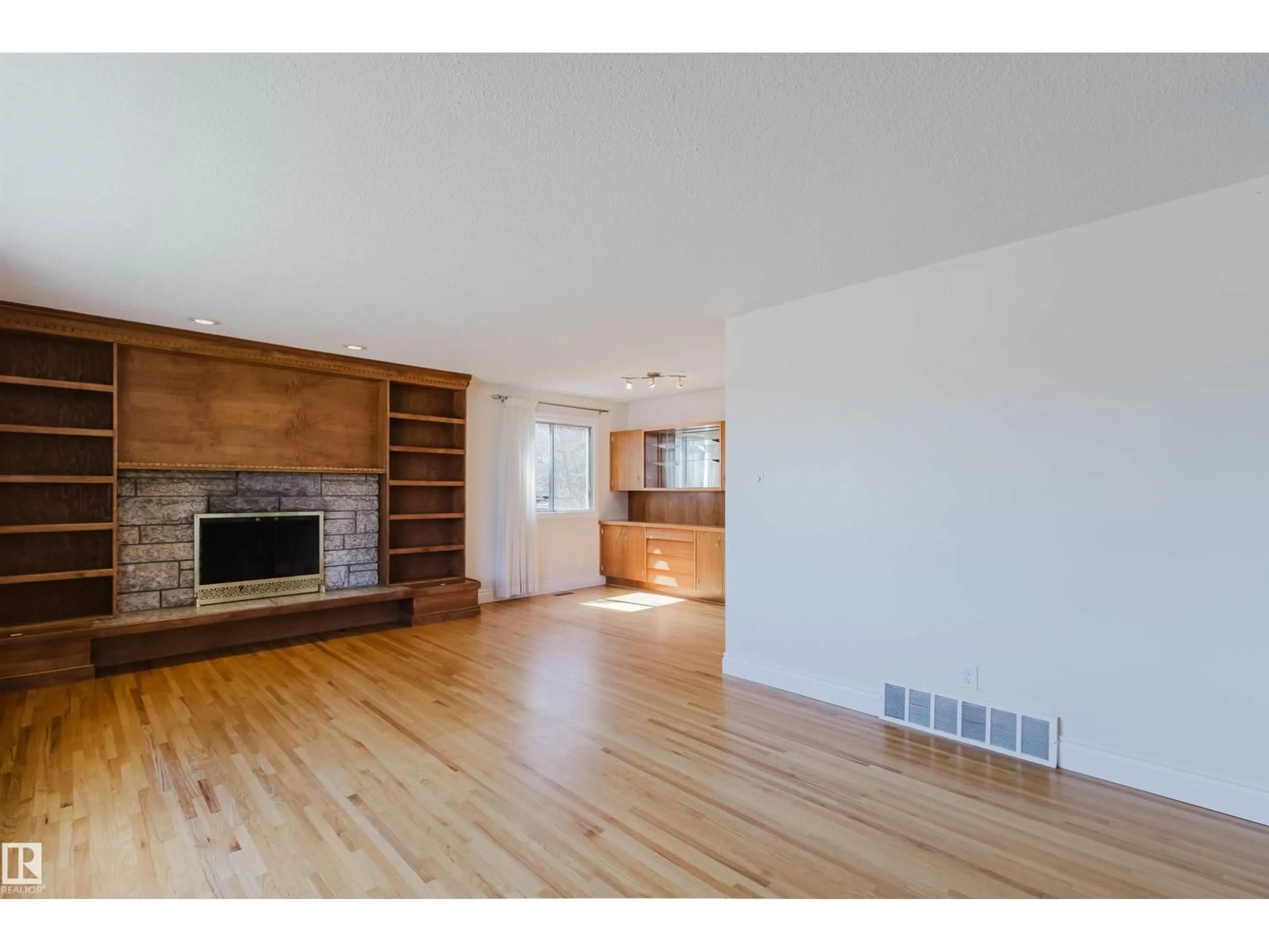 A pic of a room for 3752 114 ST, Edmonton Alberta T6J1M4