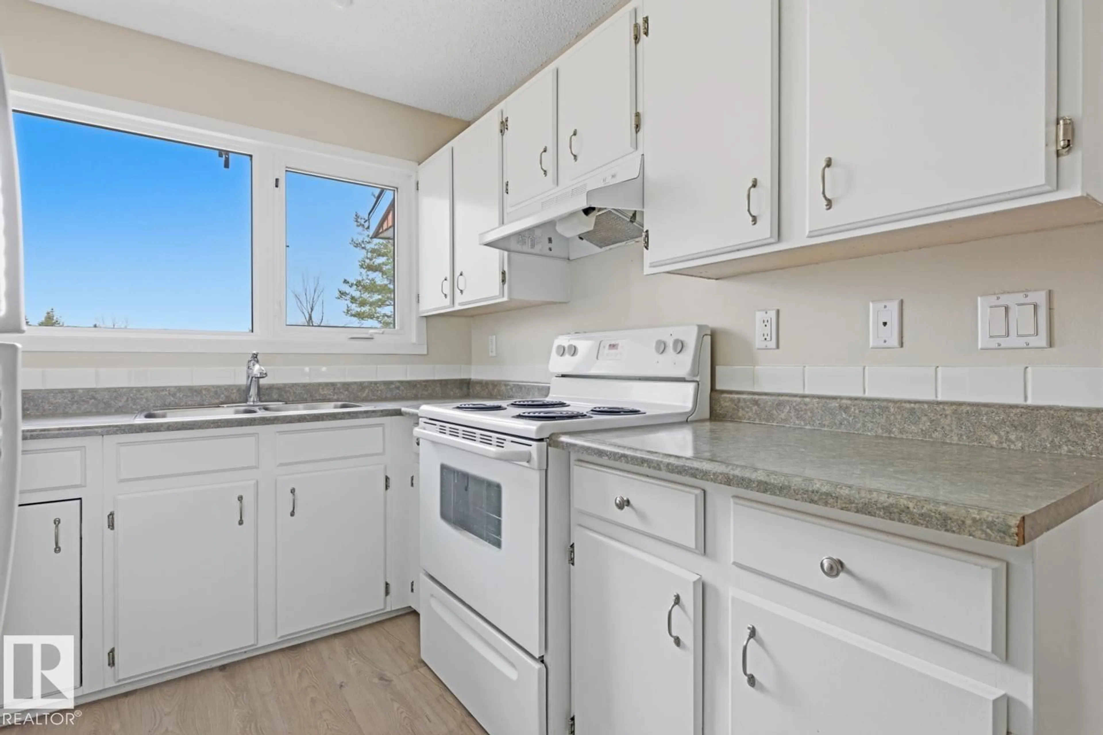 Standard kitchen, unknown for 10640 BEAUMARIS RD, Edmonton Alberta T5X3N4