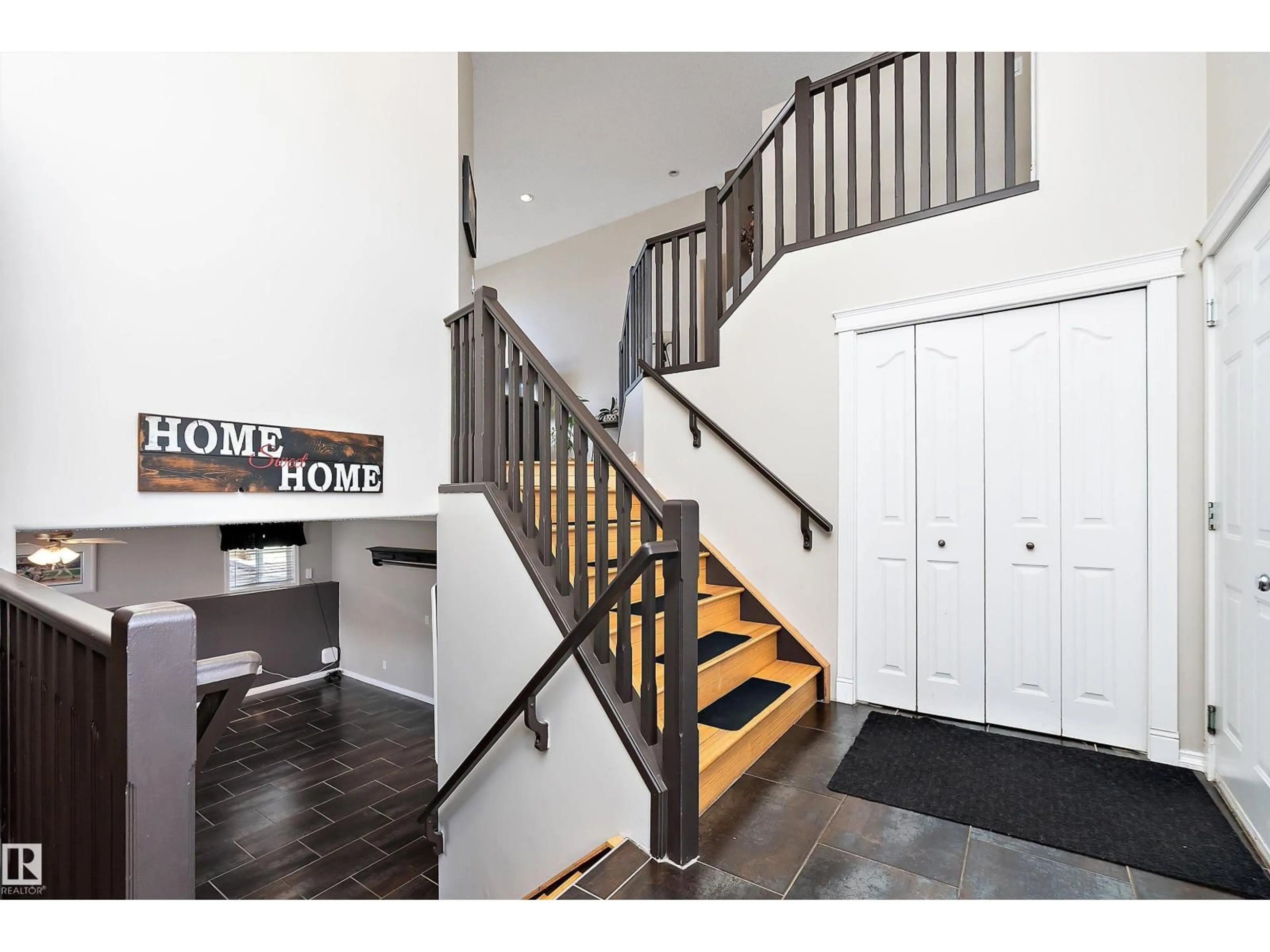 Indoor entryway for 7 HUNTINGTON BA, Spruce Grove Alberta T7X4K7