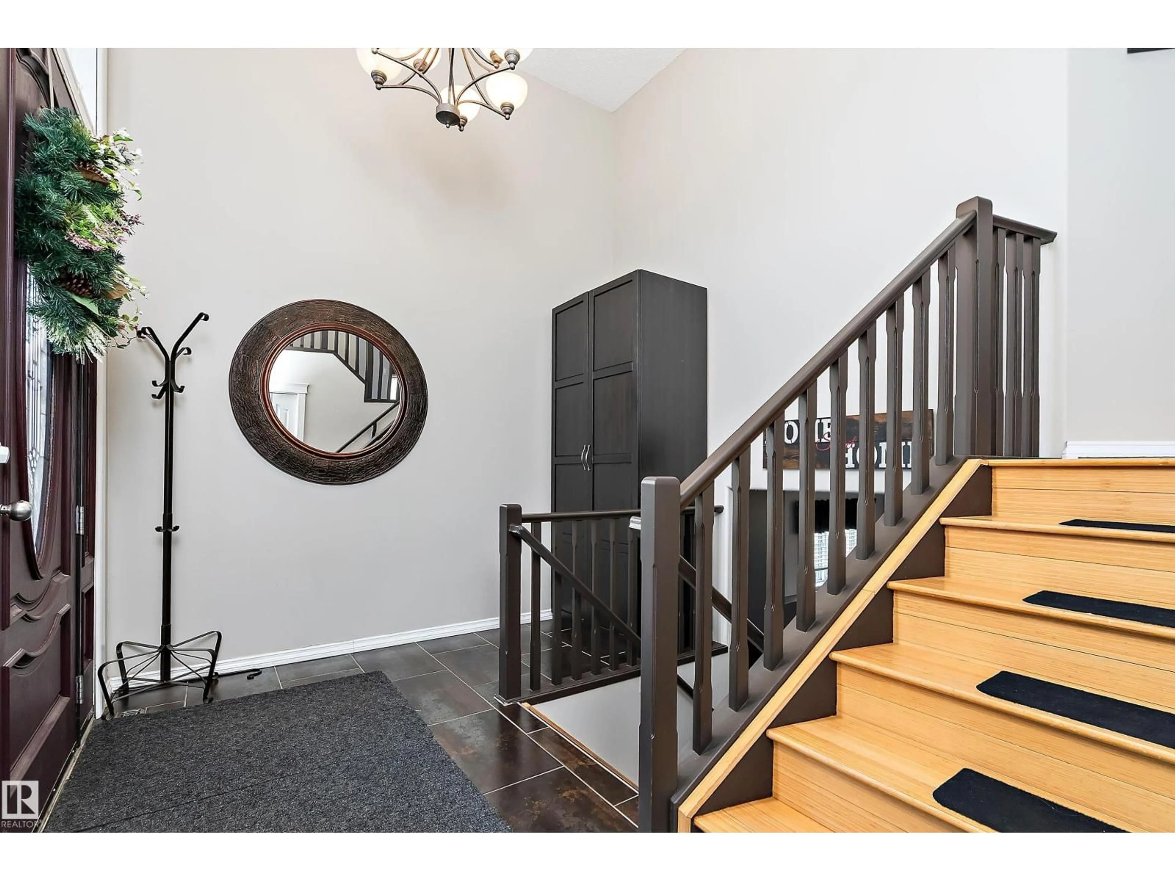 Indoor entryway for 7 HUNTINGTON BA, Spruce Grove Alberta T7X4K7