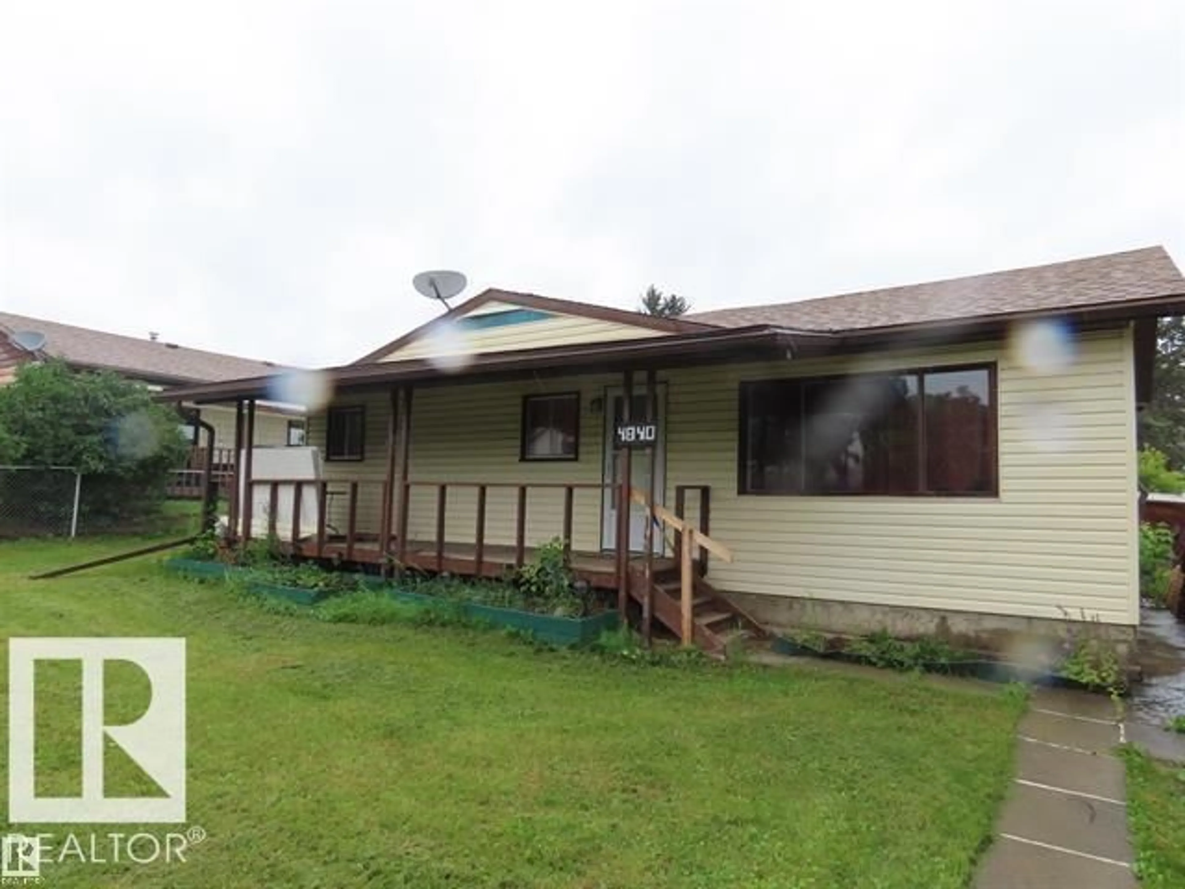 Home with vinyl exterior material, building for 4840 51 AV, Sangudo Alberta T0E2A0