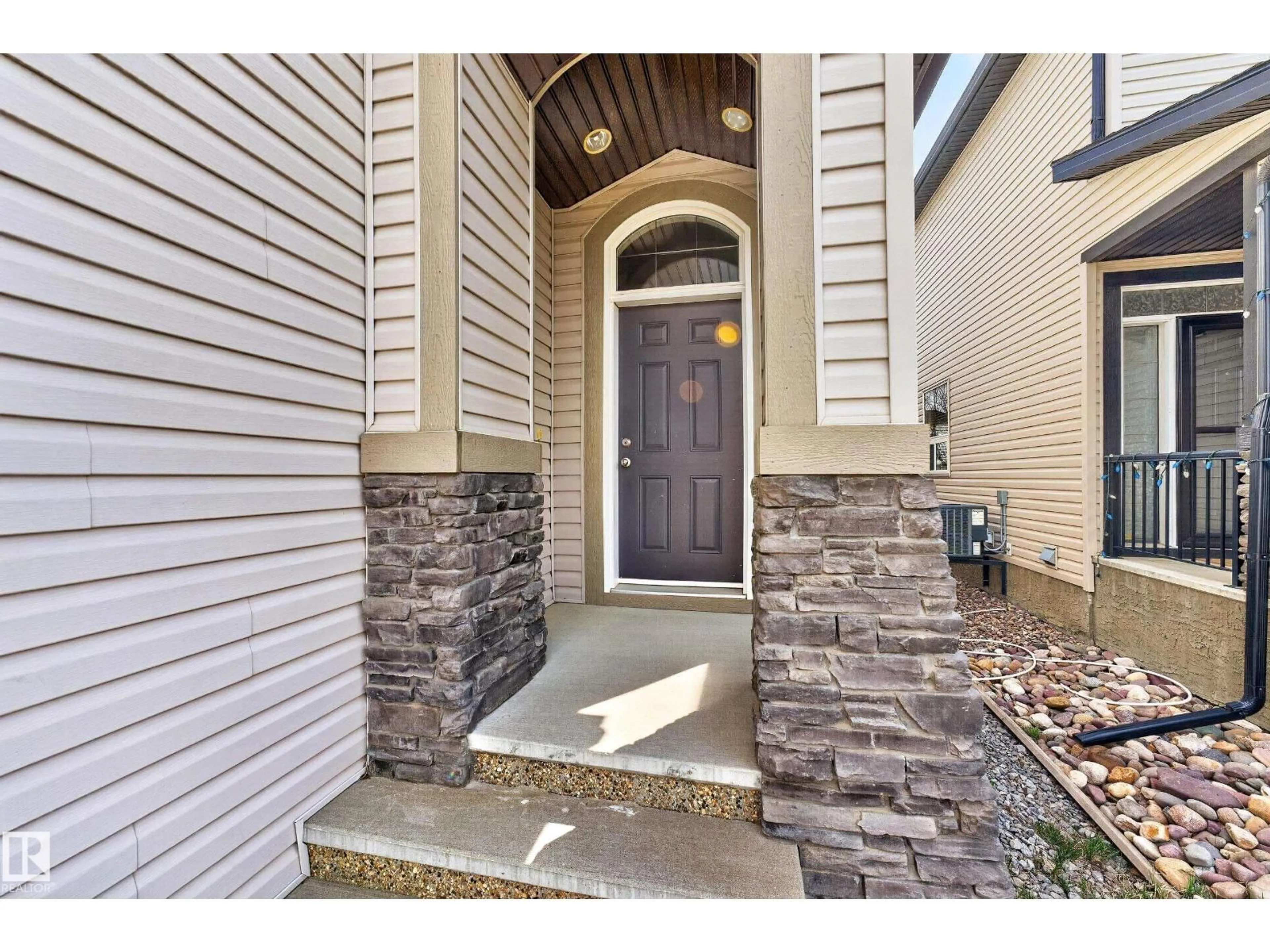 Indoor entryway for 22055 95 AV, Edmonton Alberta T5T4A7