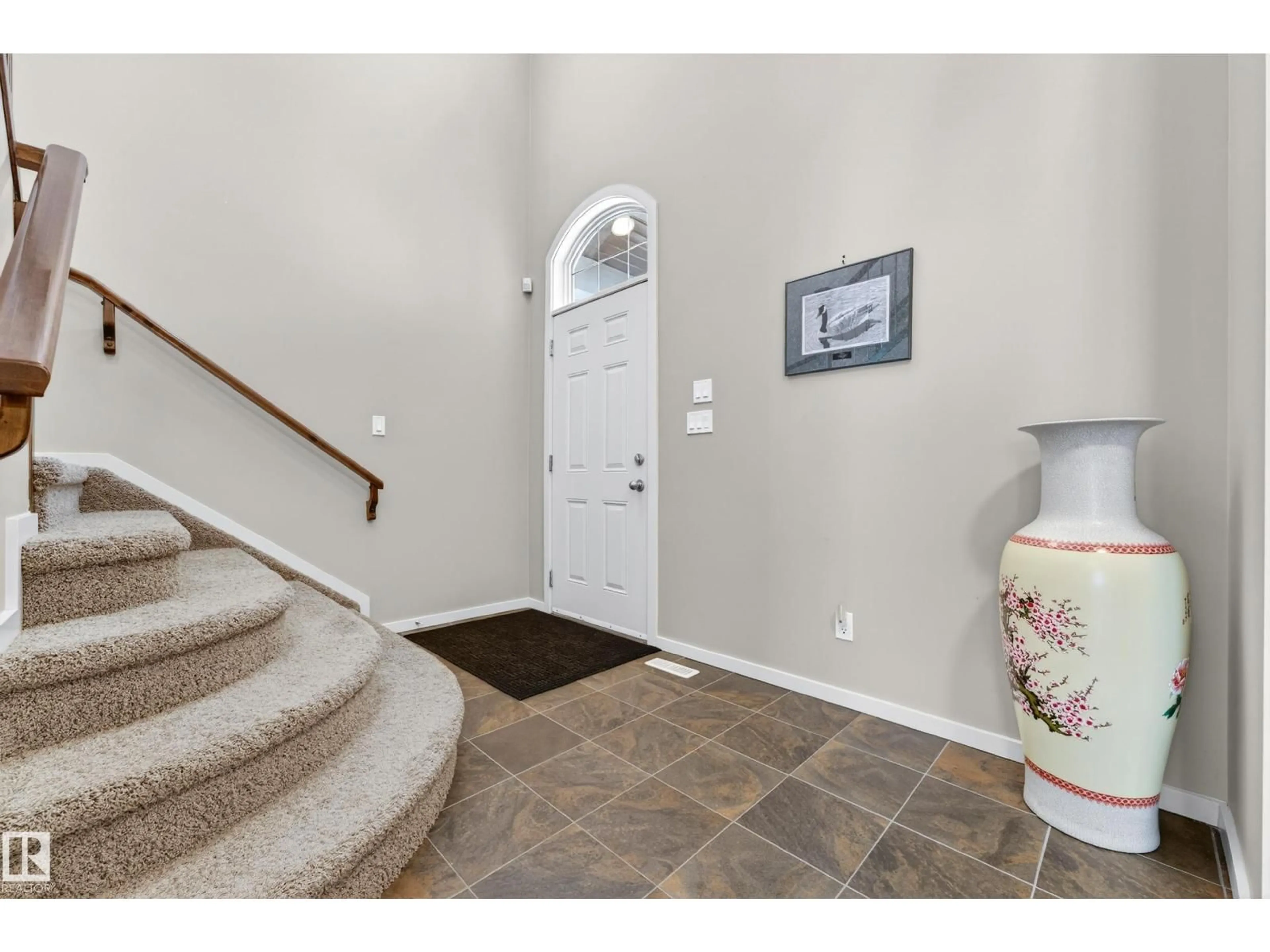 Indoor entryway for 22055 95 AV, Edmonton Alberta T5T4A7