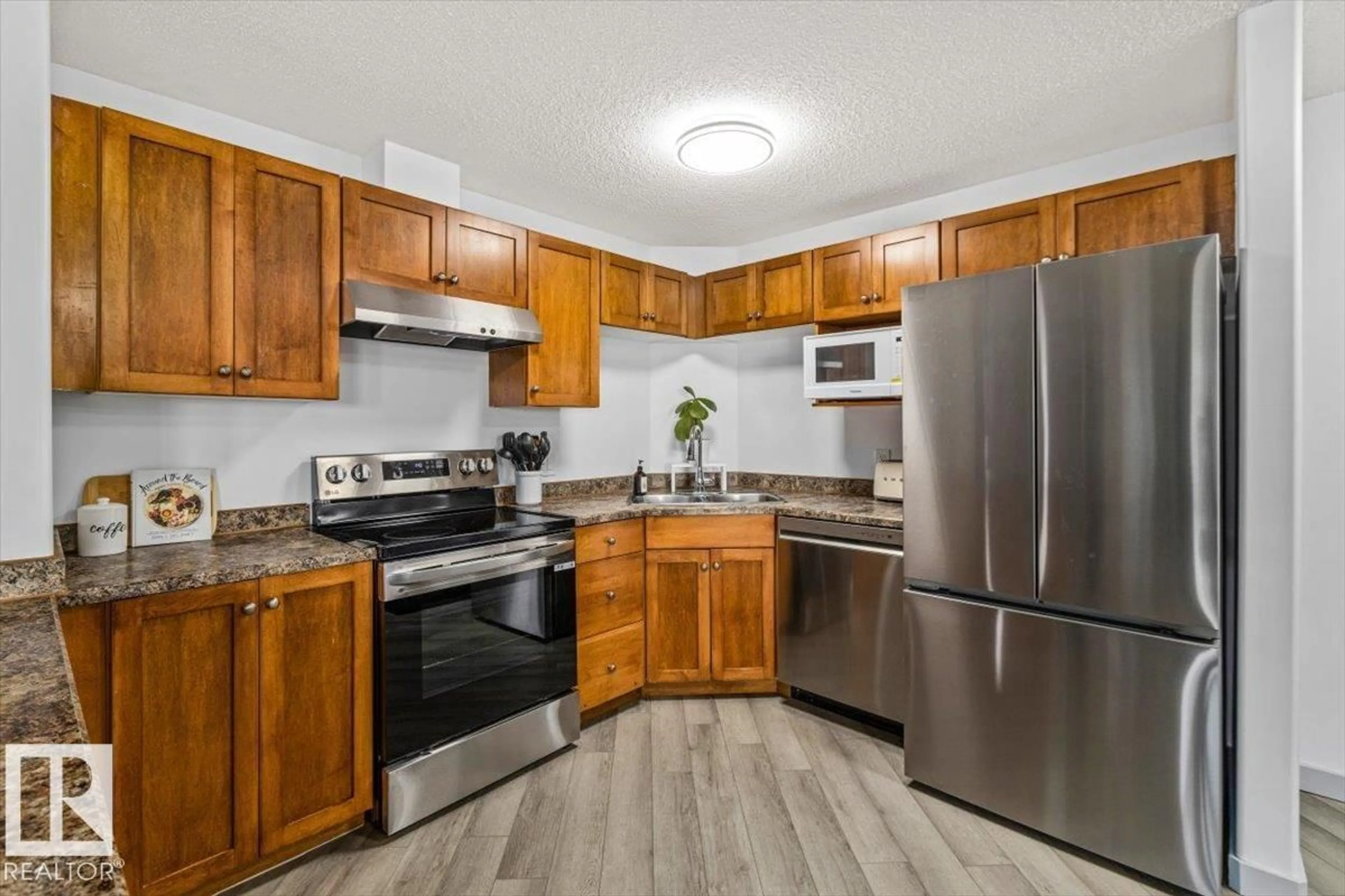 Standard kitchen, wood/laminate floor for 1110 CLAREVIEW STATION DR, Edmonton Alberta T5Y0E6