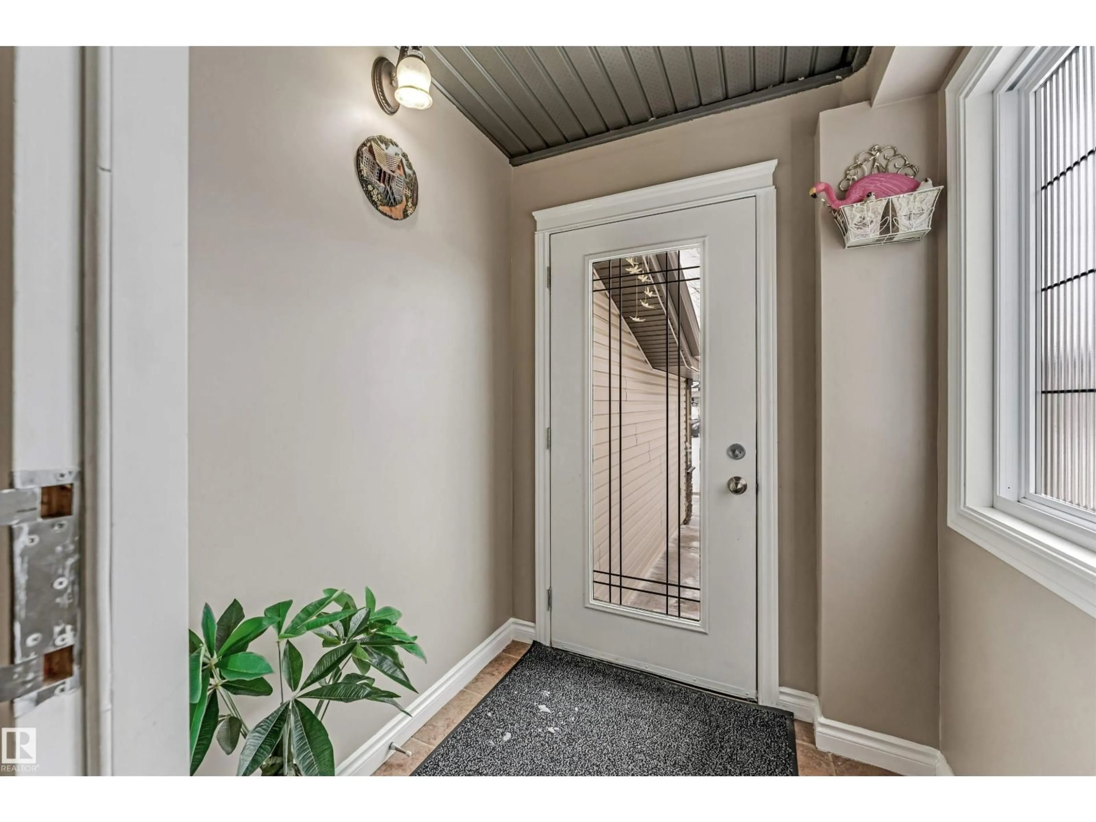 Indoor entryway for 3236 26 AV, Edmonton Alberta T6T0C6