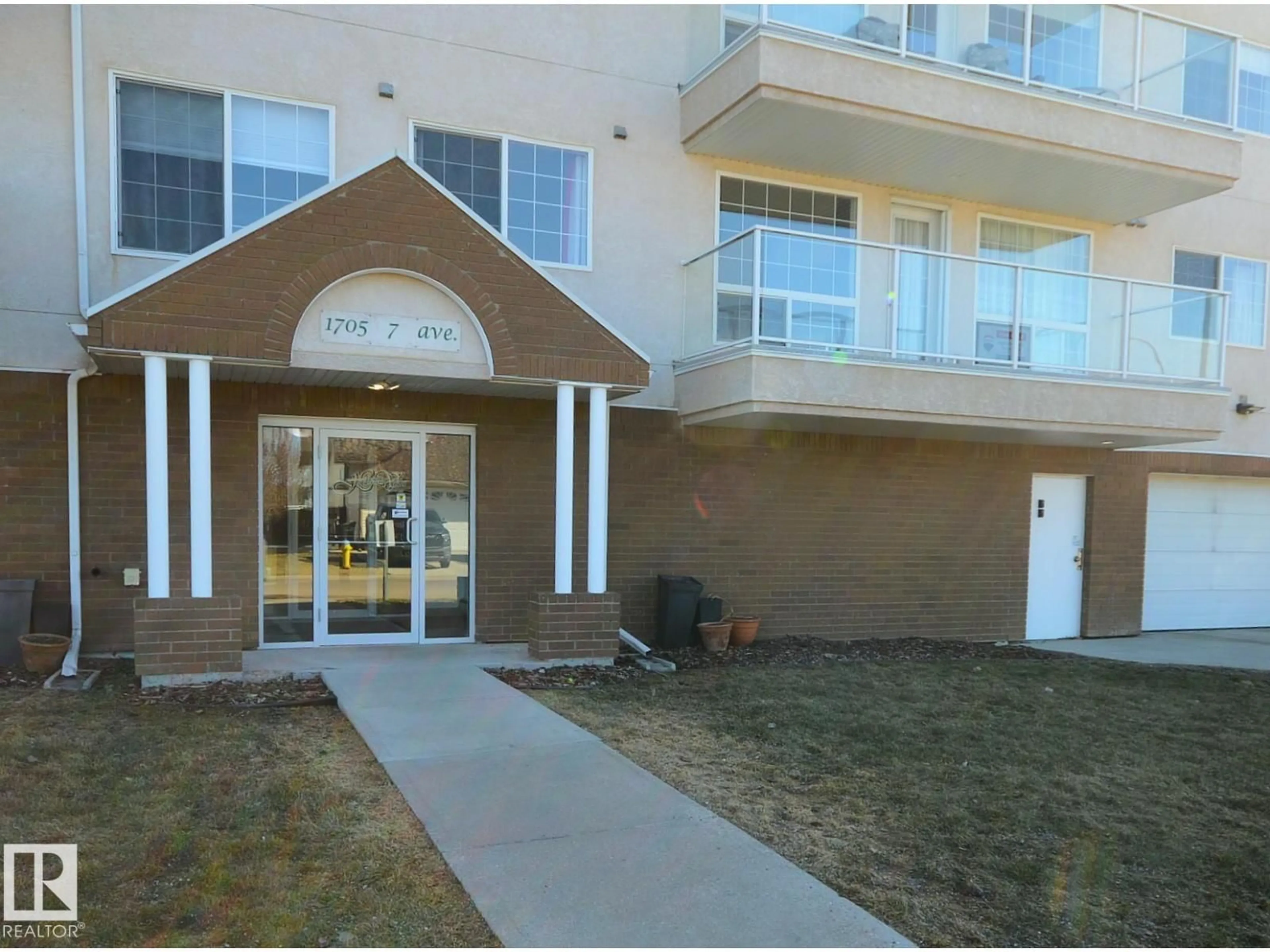 Indoor foyer for #102 - 1705 7 AV, Cold Lake Alberta T9M9A6