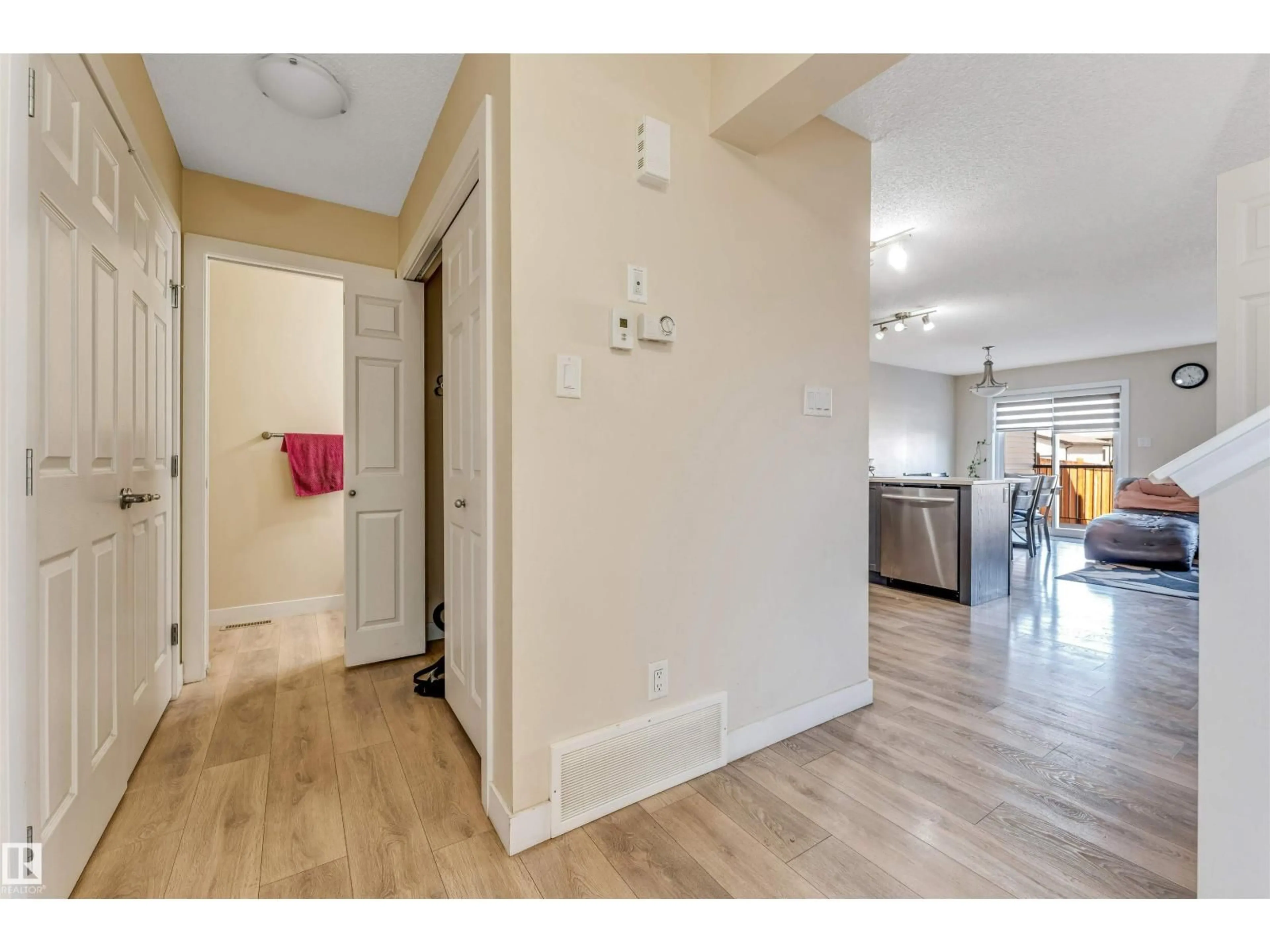 Indoor entryway for 1715 27 ST, Edmonton Alberta T6T2G6