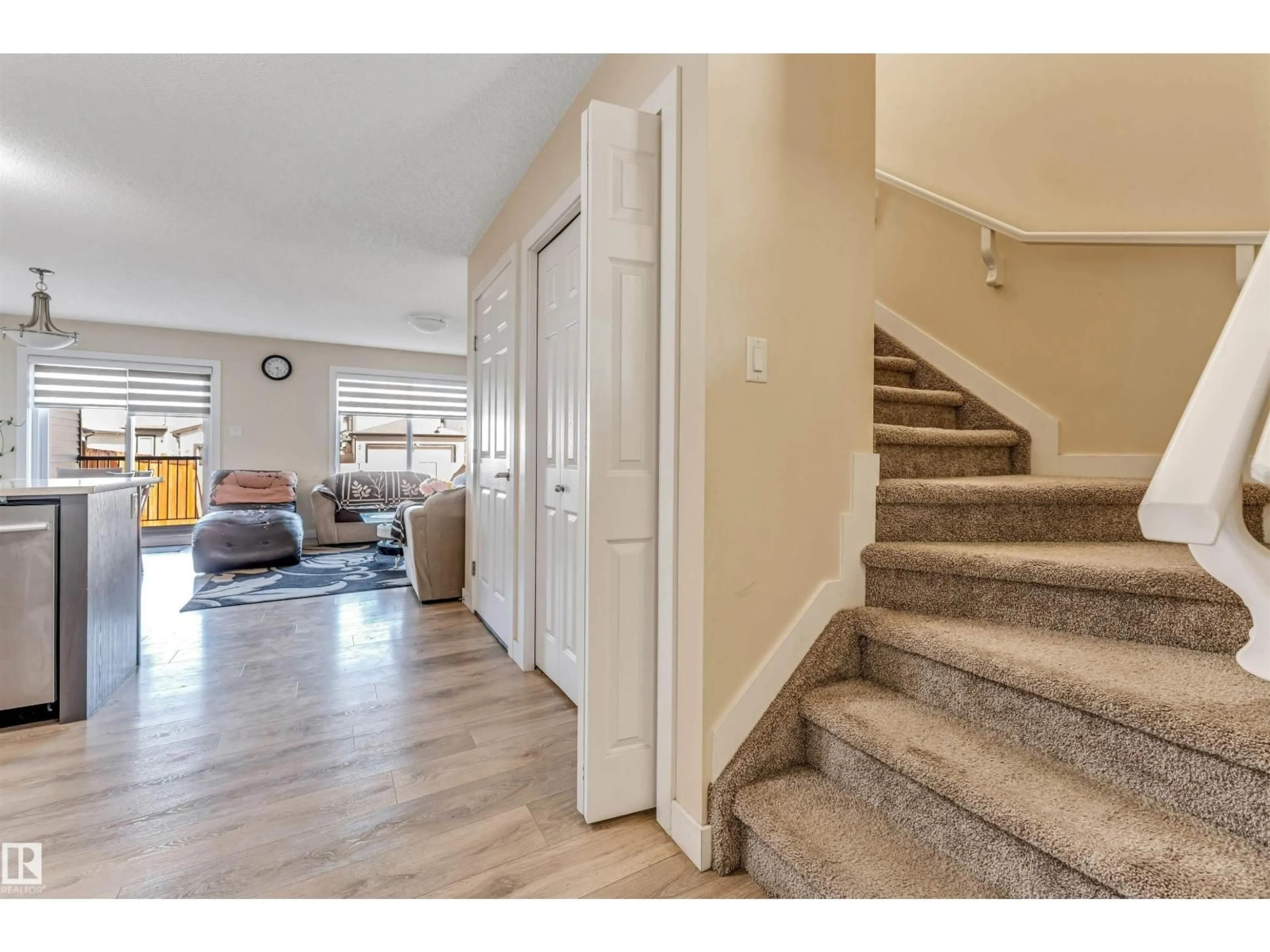 Indoor entryway for 1715 27 ST, Edmonton Alberta T6T2G6
