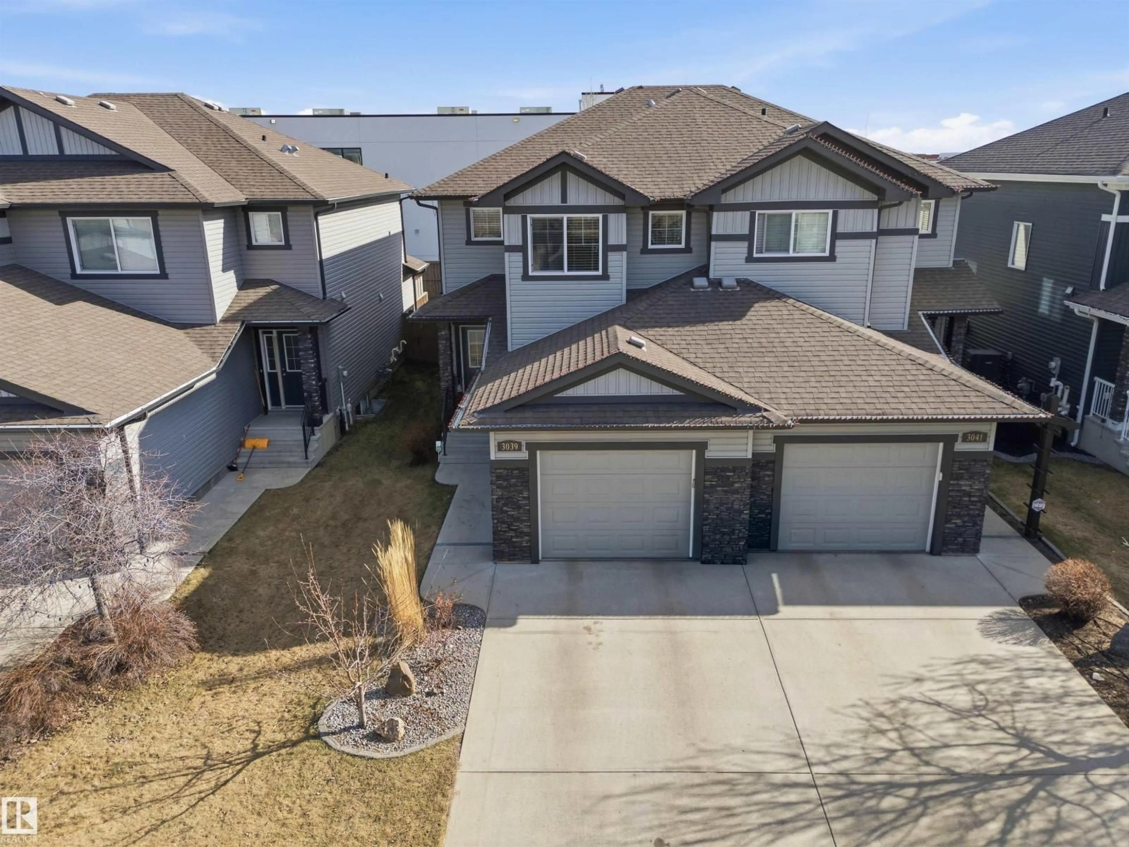 A pic from outside/outdoor area/front of a property/back of a property/a pic from drone, street for 3039 HARVEY CR, Edmonton Alberta T6M0N2