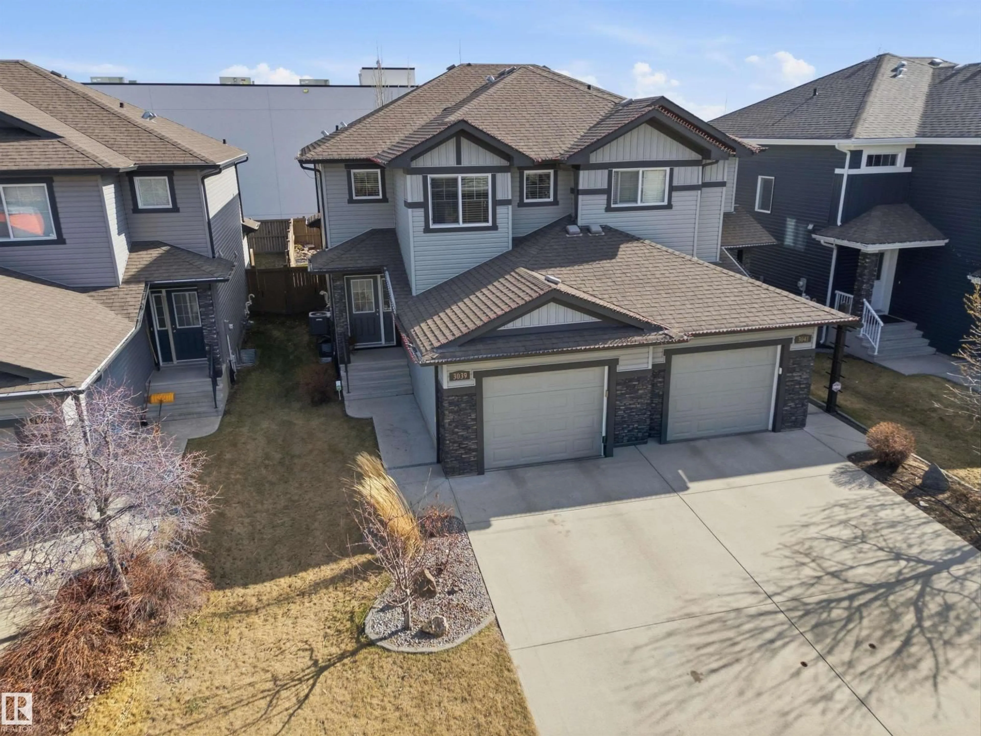 A pic from outside/outdoor area/front of a property/back of a property/a pic from drone, street for 3039 HARVEY CR, Edmonton Alberta T6M0N2