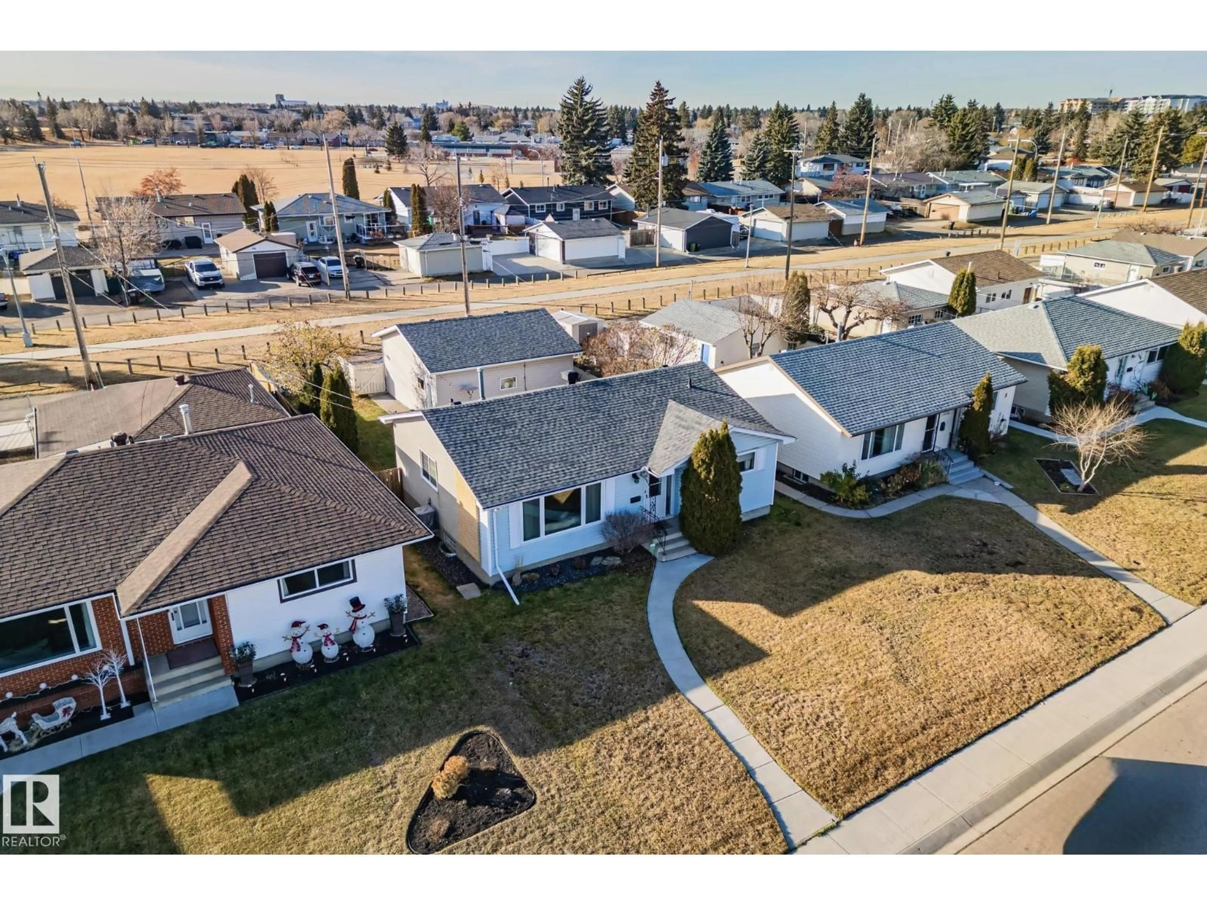 A pic from outside/outdoor area/front of a property/back of a property/a pic from drone, street for NW - 13516 104A ST, Edmonton Alberta T5E4R2