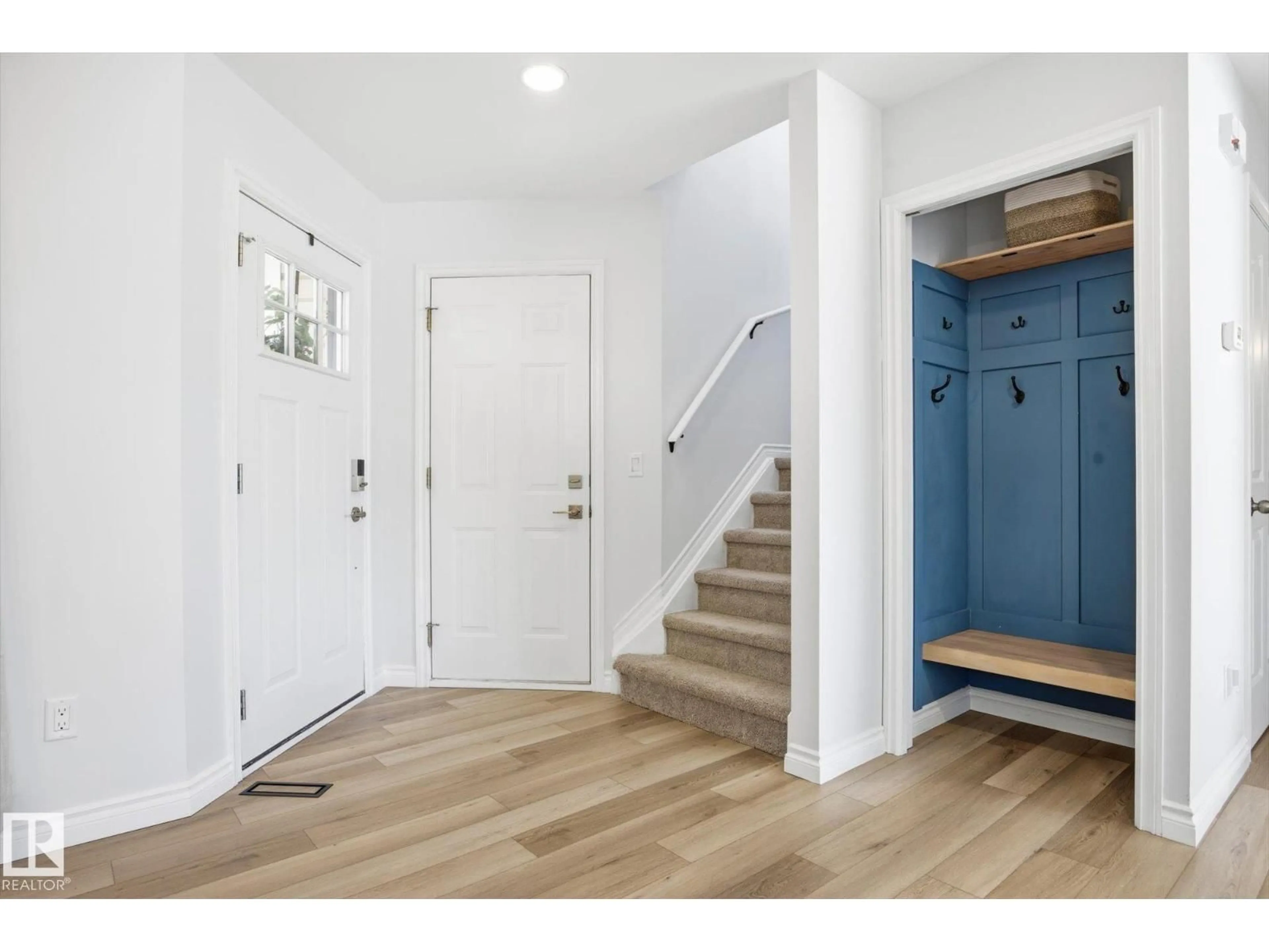Indoor entryway for 4947 149 AV, Edmonton Alberta T5Y2W9