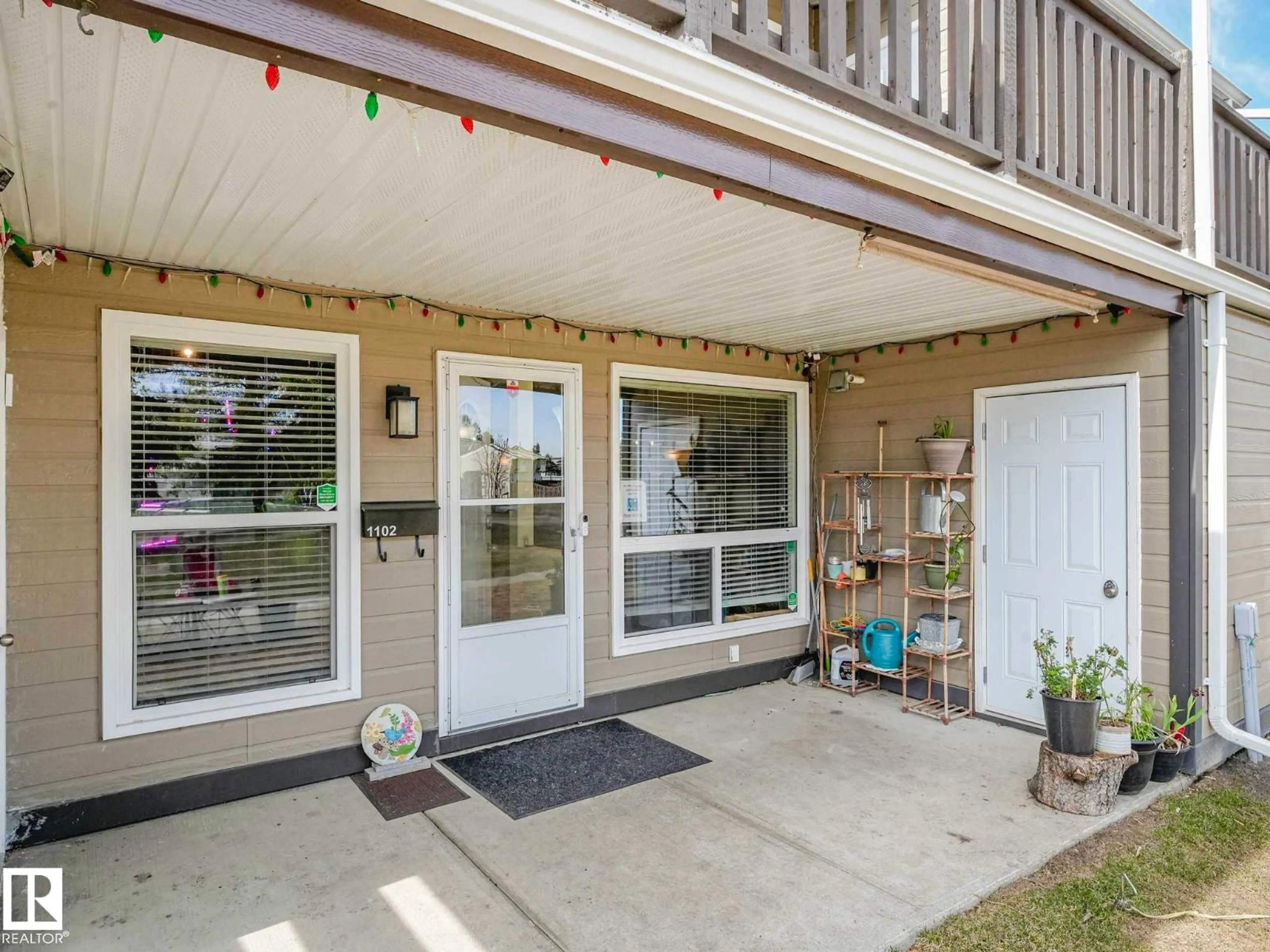 Indoor entryway for 1102 SADDLEBACK RD, Edmonton Alberta T6J4Z4