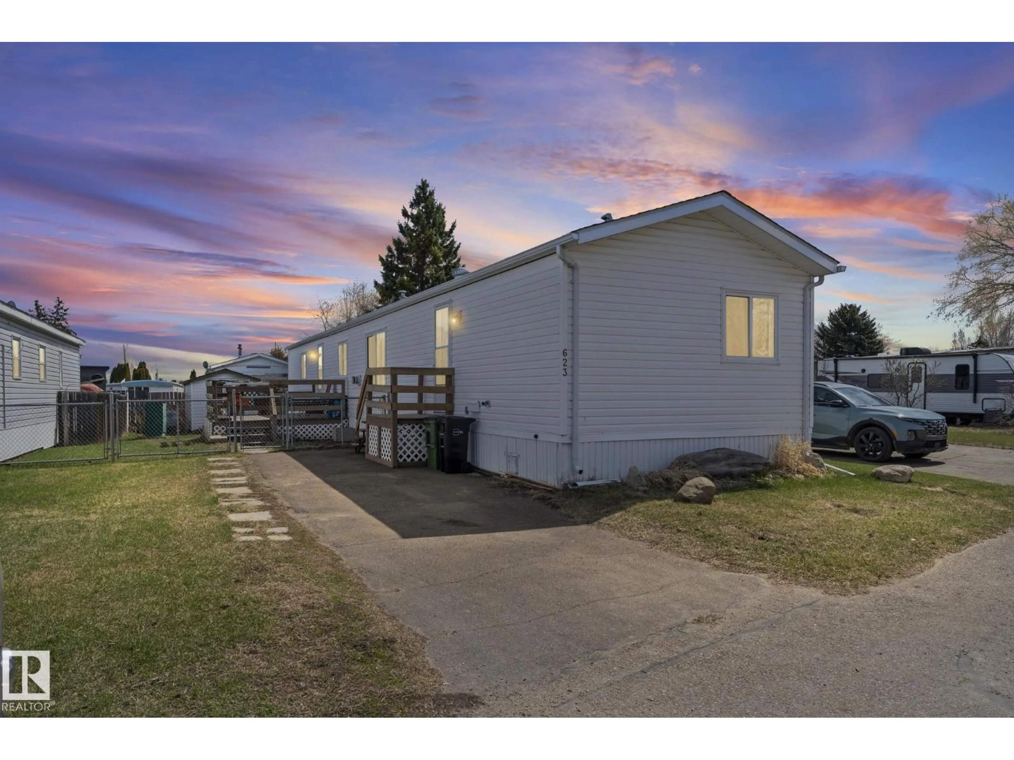 A pic from outside/outdoor area/front of a property/back of a property/a pic from drone, unknown for 623 EVERGREEN PARK NE, Edmonton Alberta T5Y4M2