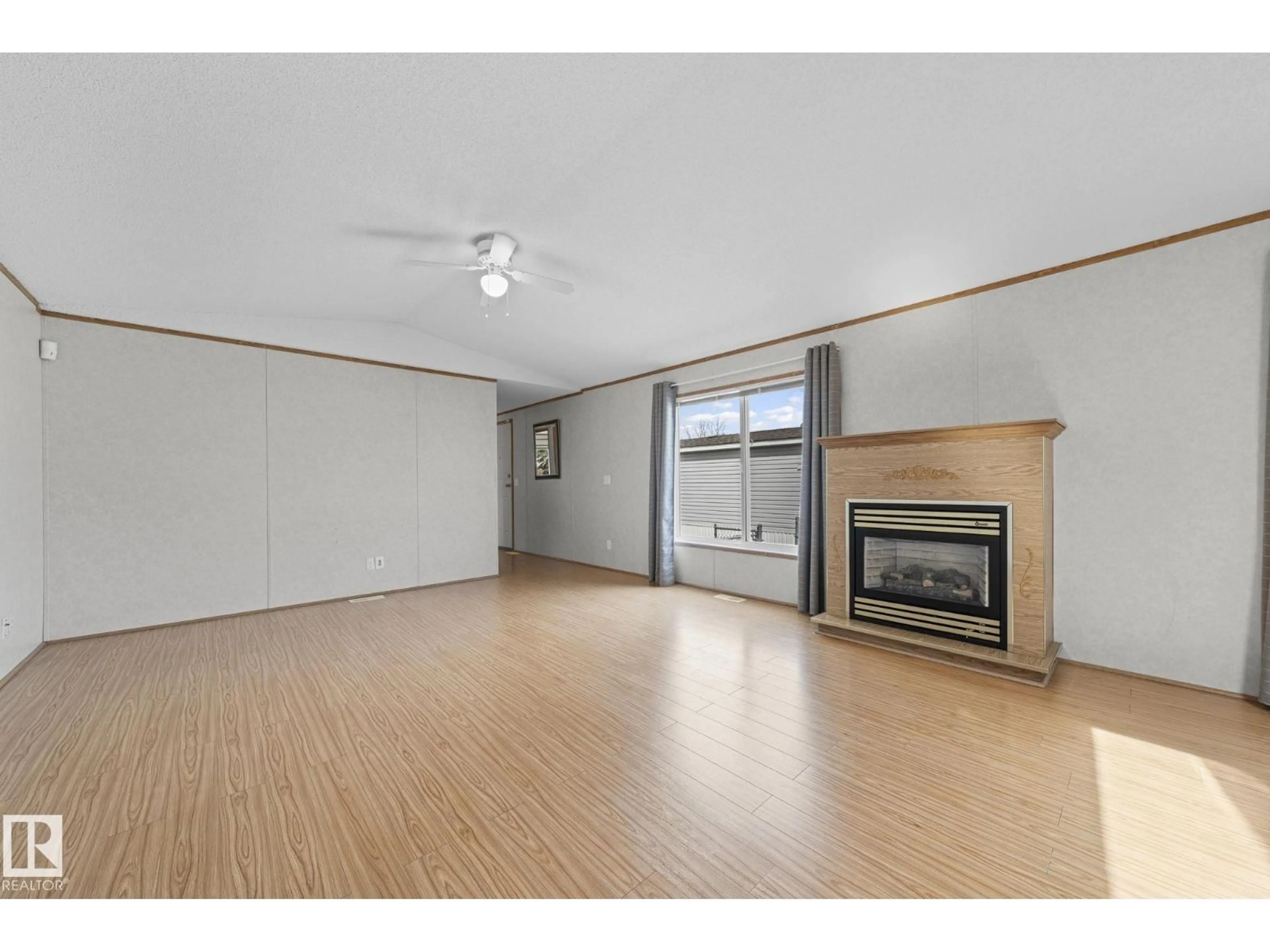 A pic of a room for 623 EVERGREEN PARK NE, Edmonton Alberta T5Y4M2