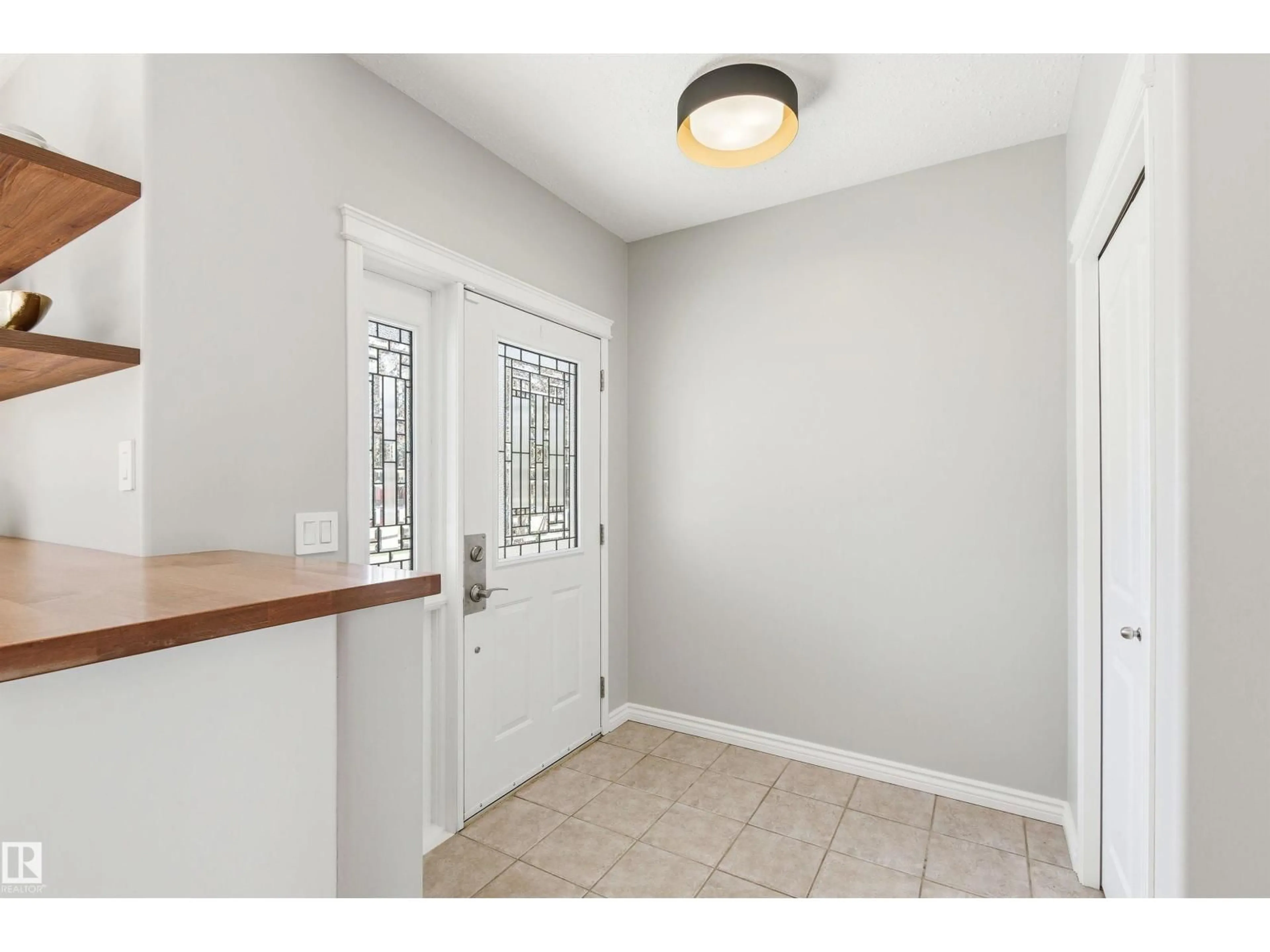 Indoor entryway for NW - 8730 92A AV, Edmonton Alberta T6C1S6