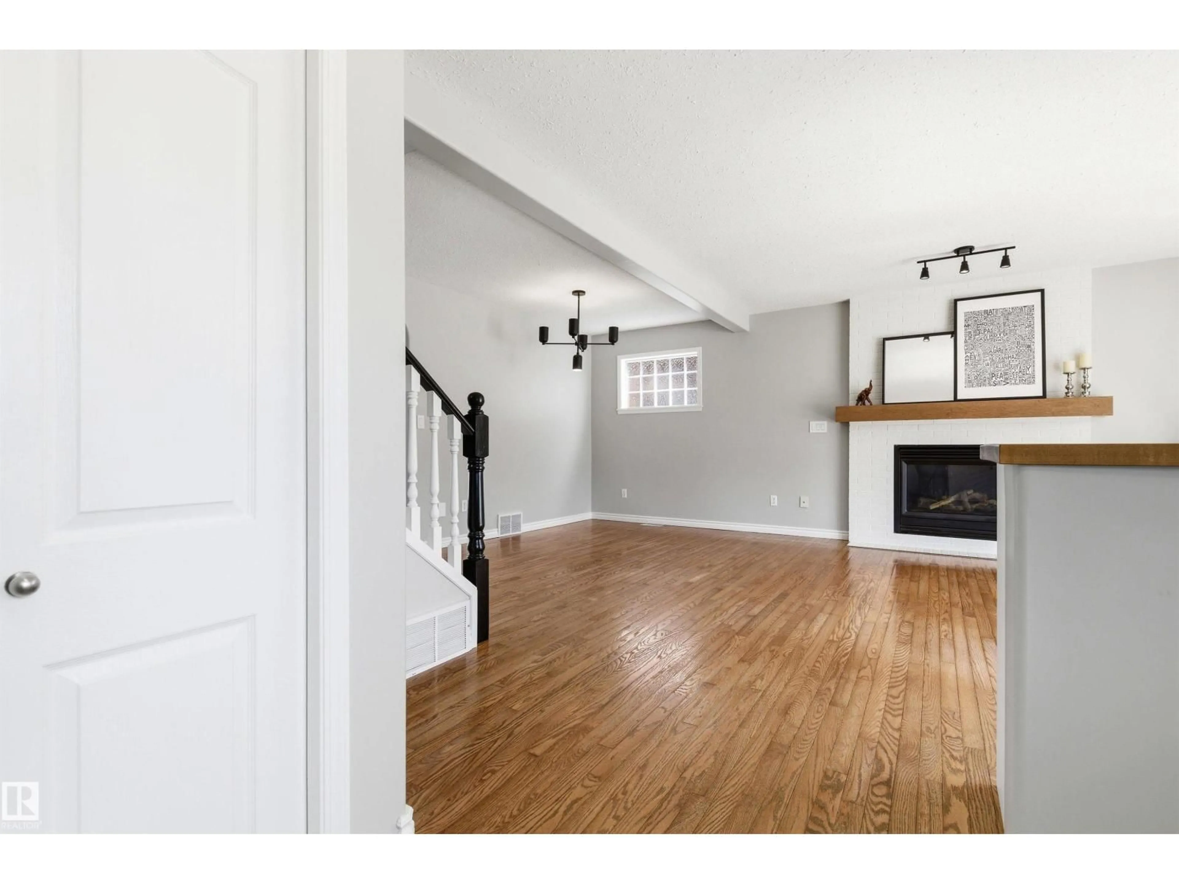 Unknown for NW - 8730 92A AV, Edmonton Alberta T6C1S6
