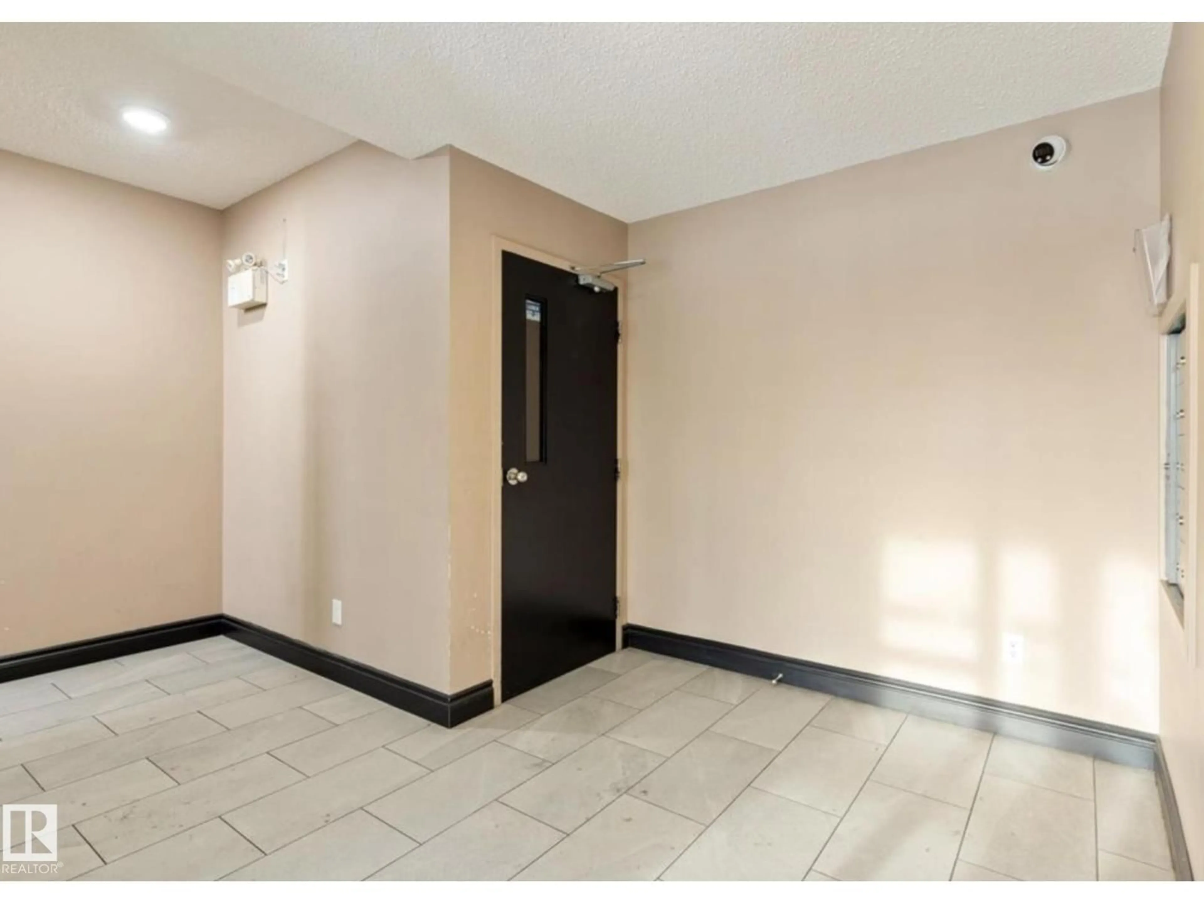 Indoor foyer for #103 - 12110 119 AVE NW, Edmonton Alberta T5L5G9