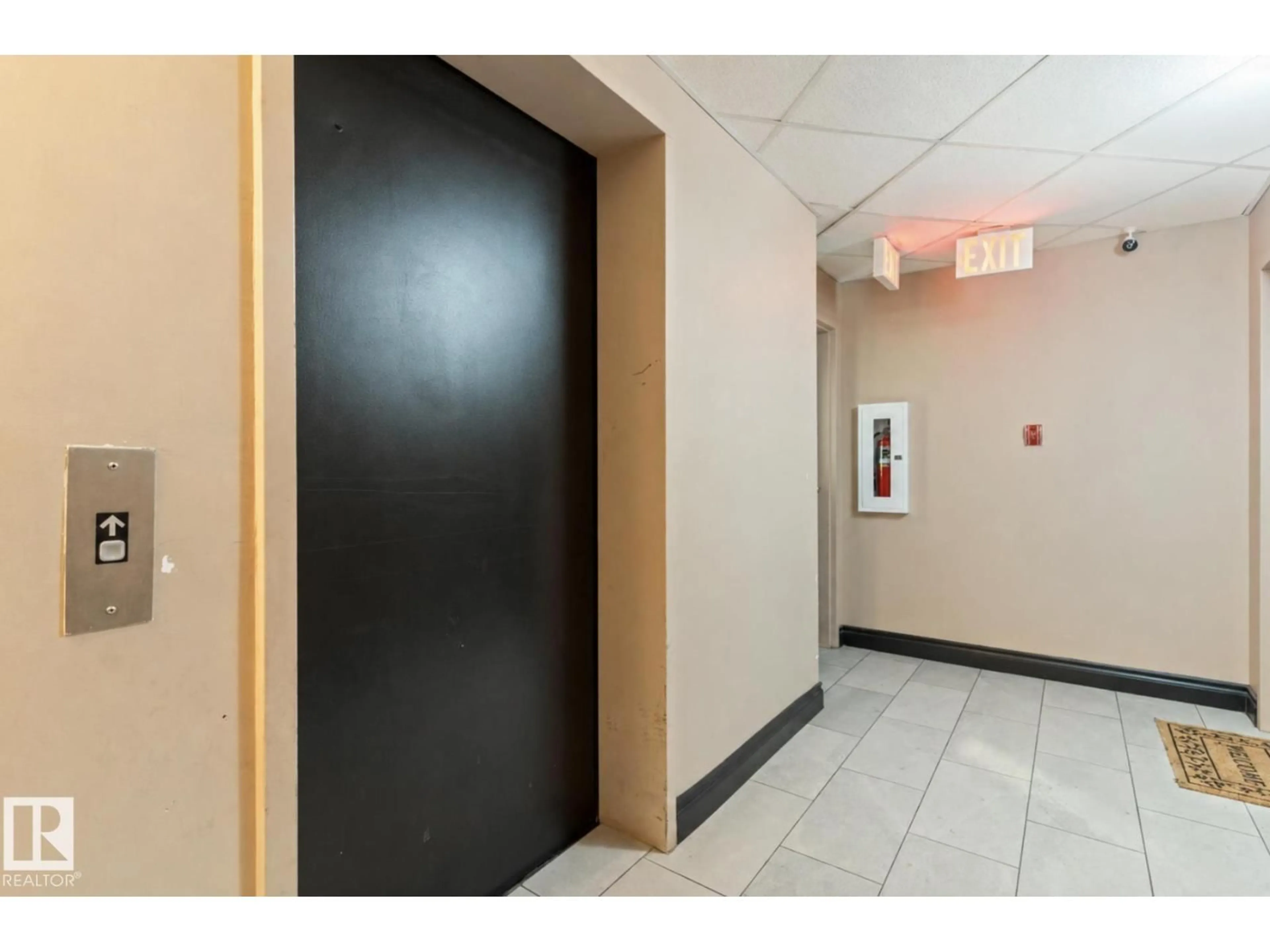 Indoor foyer for #103 - 12110 119 AVE NW, Edmonton Alberta T5L5G9