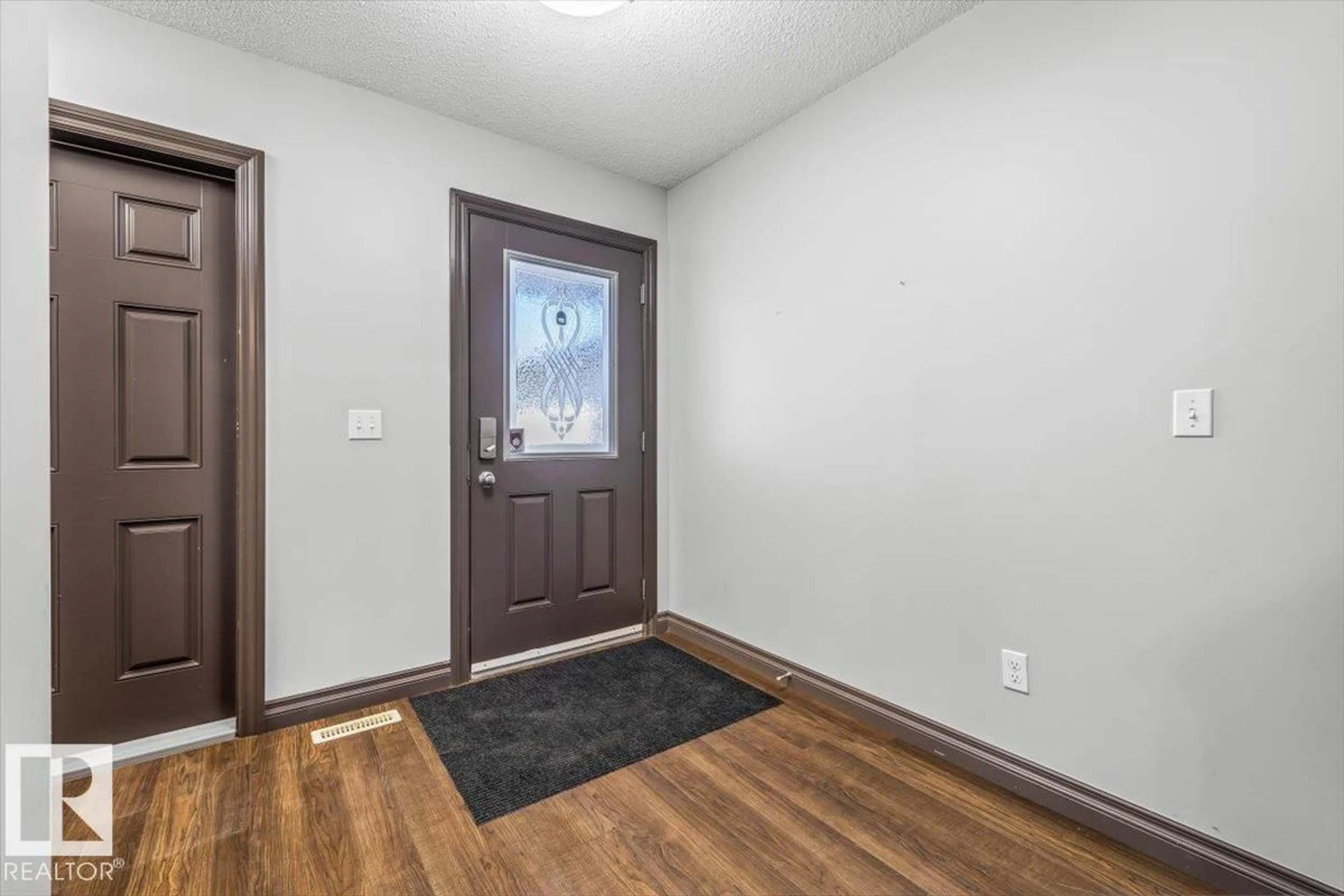 Indoor entryway for 50 - 2005 70 ST, Edmonton Alberta T6X0T9