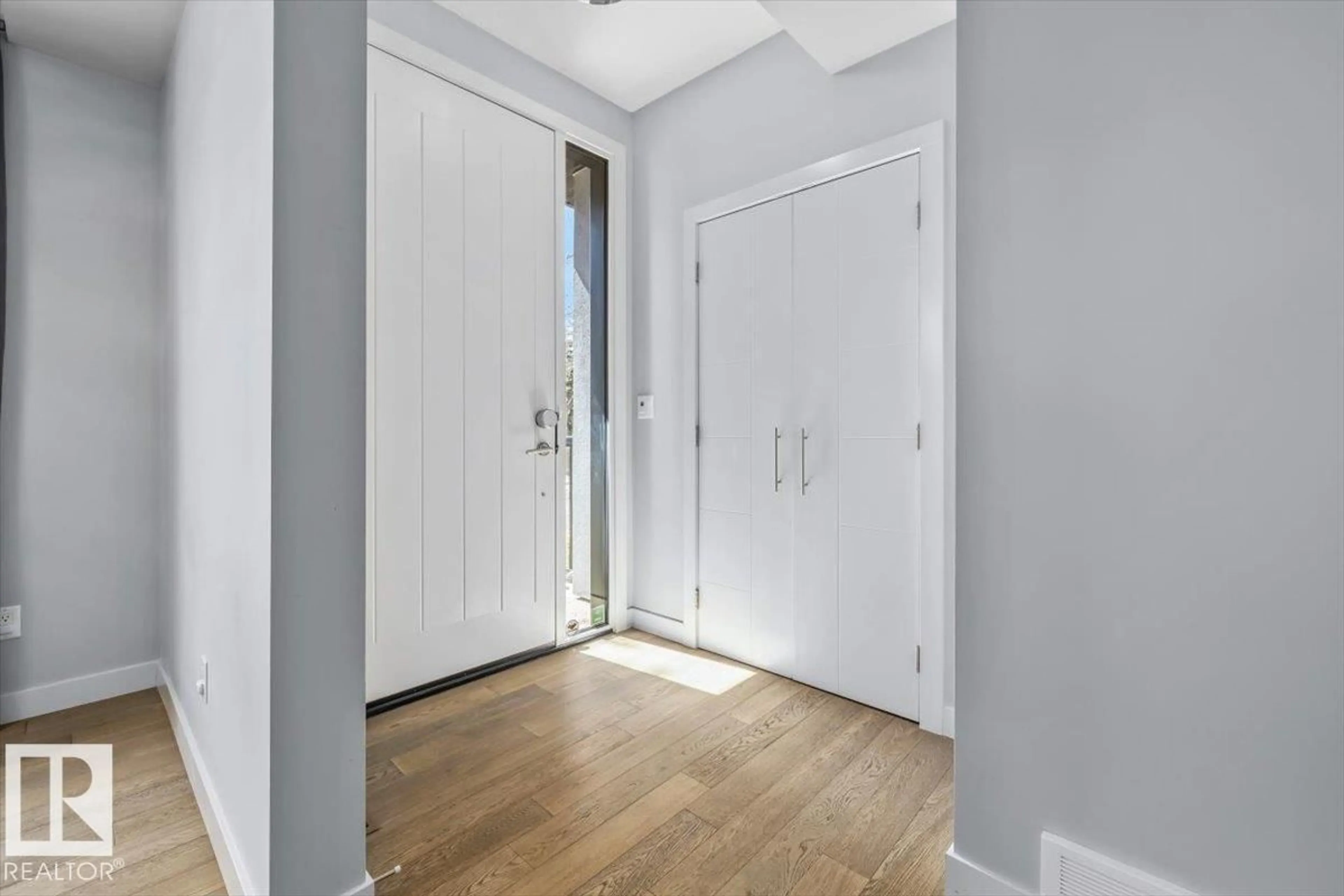 Indoor entryway for 8706 88 AV, Edmonton Alberta T6C1L6