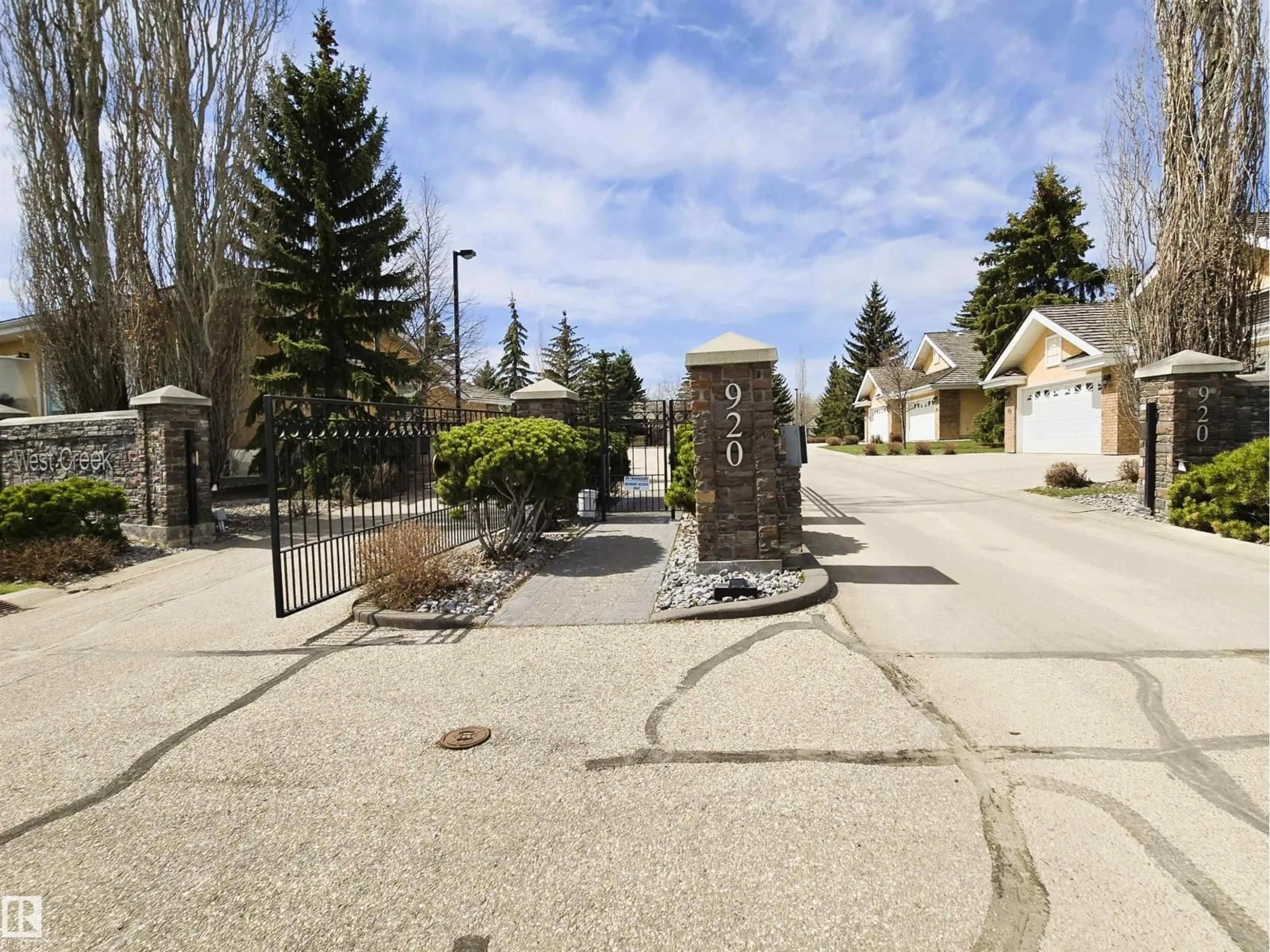 Patio, street for 920 - 38 119 ST, Edmonton Alberta T6J7H2
