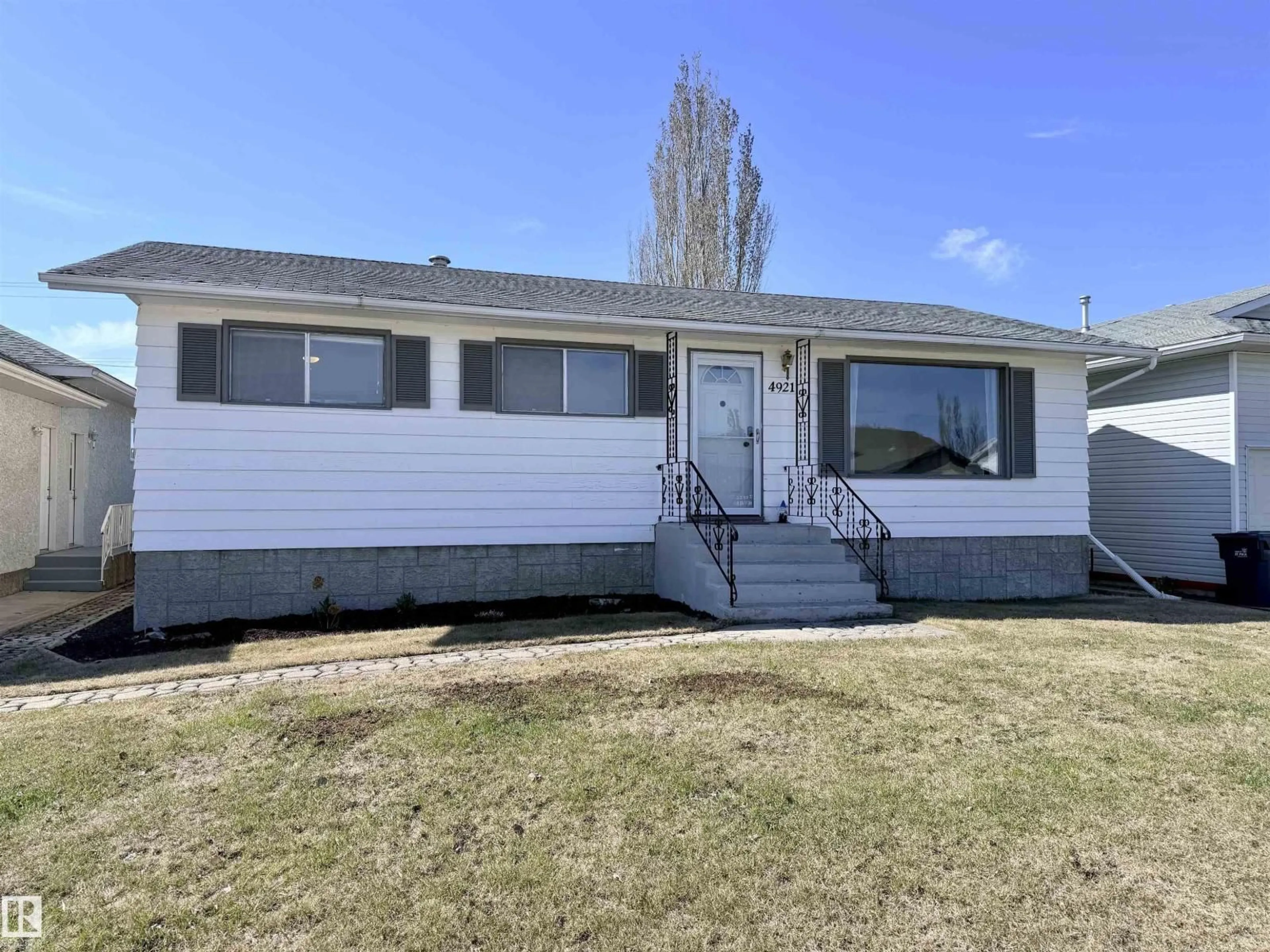 Home with vinyl exterior material, street for 4921 46 AV, St. Paul Town Alberta T0A3A3