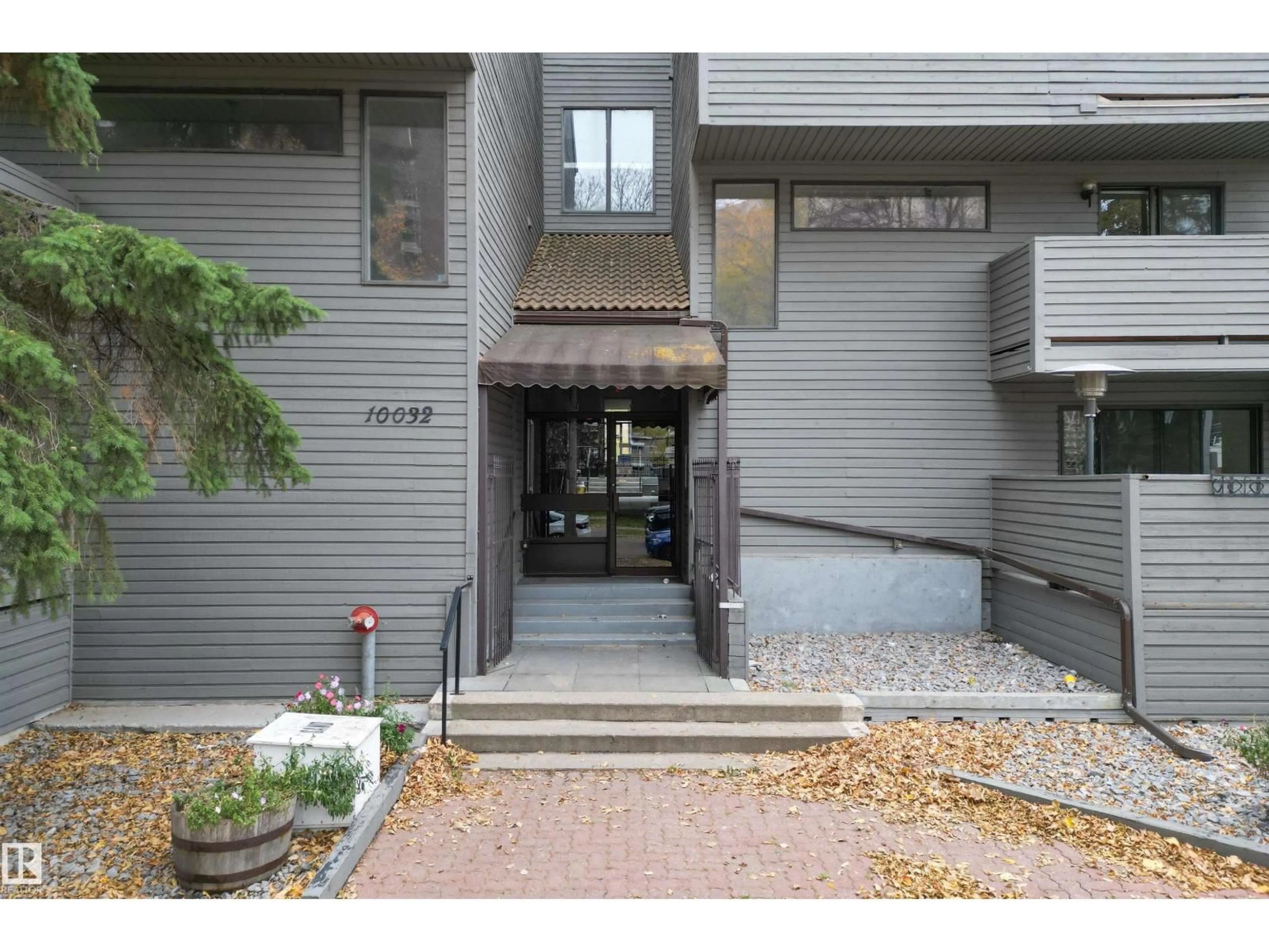 Indoor foyer for NW - 10032 113 ST, Edmonton Alberta T5K1N8