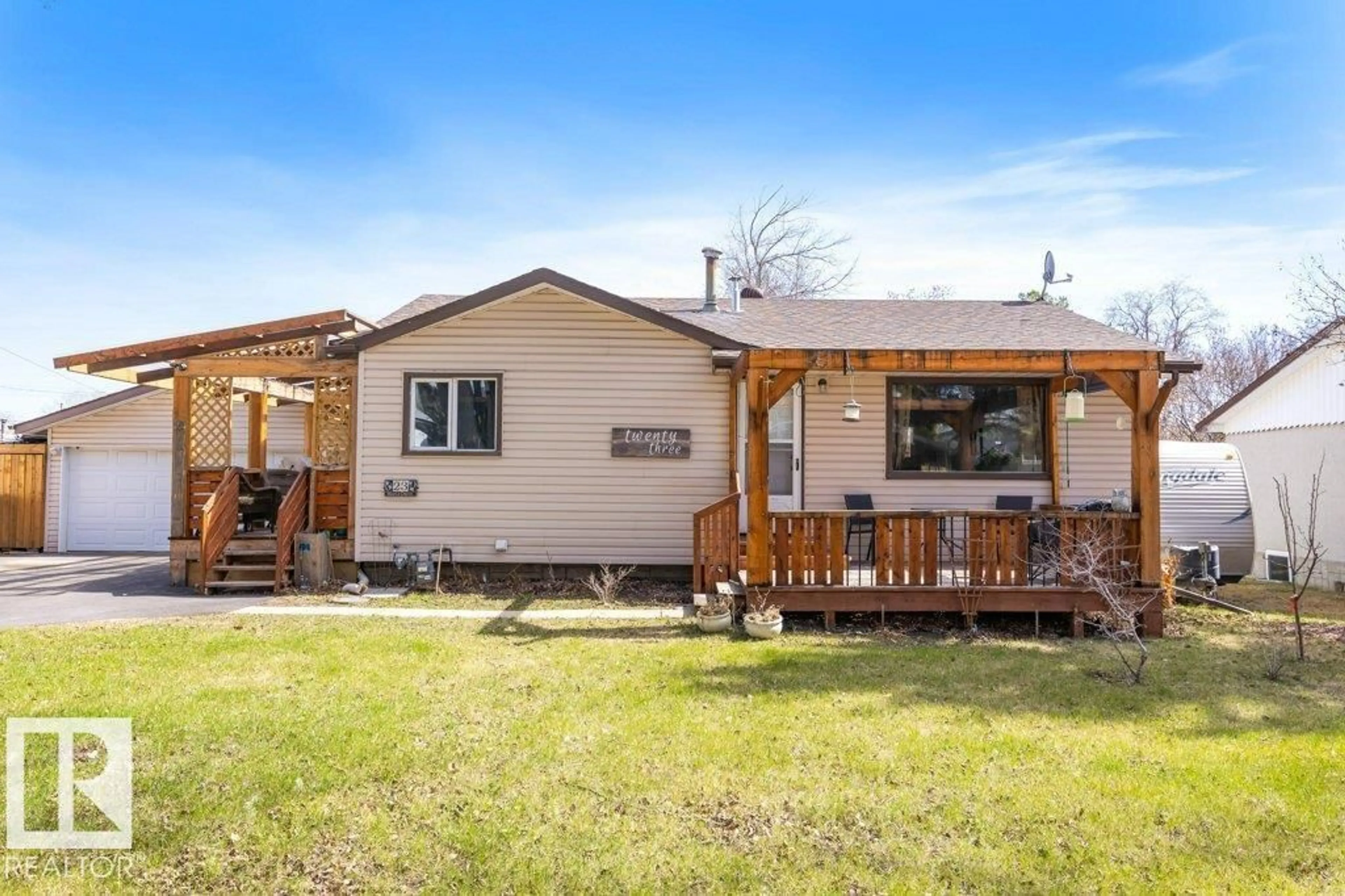 Home with vinyl exterior material, street for 23 MAPLE DR, St. Albert Alberta T8N1G6