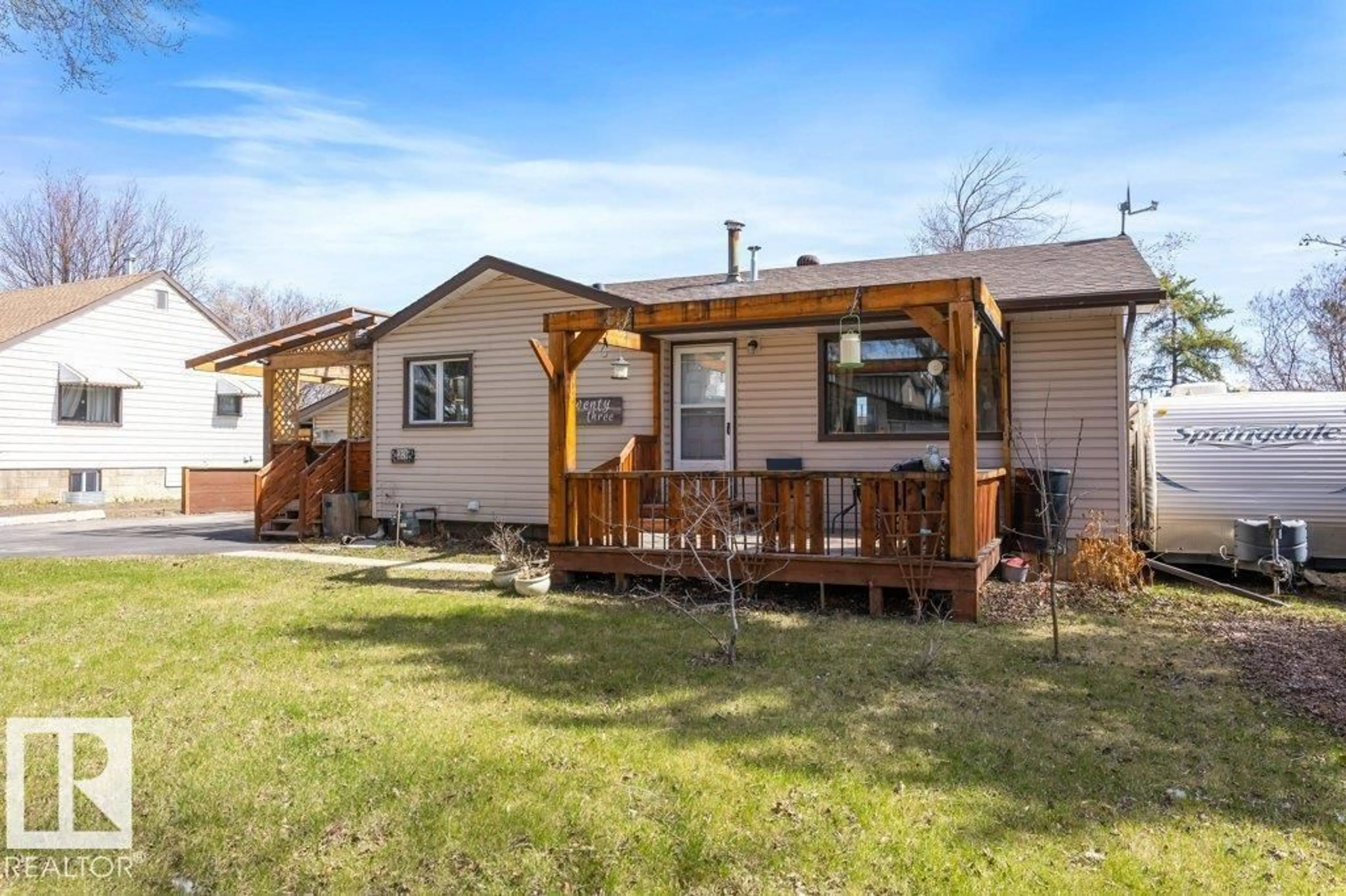 Home with vinyl exterior material, street for 23 MAPLE DR, St. Albert Alberta T8N1G6