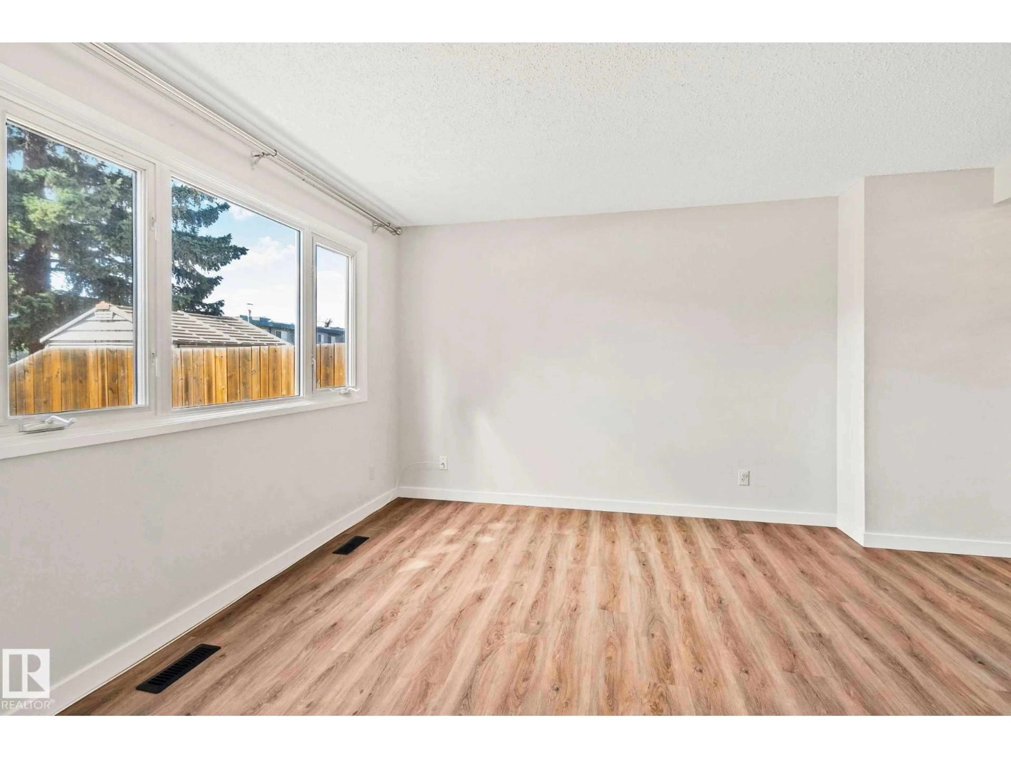 A pic of a room for 94 BELMEAD GARDENS GD, Edmonton Alberta T5T1J1