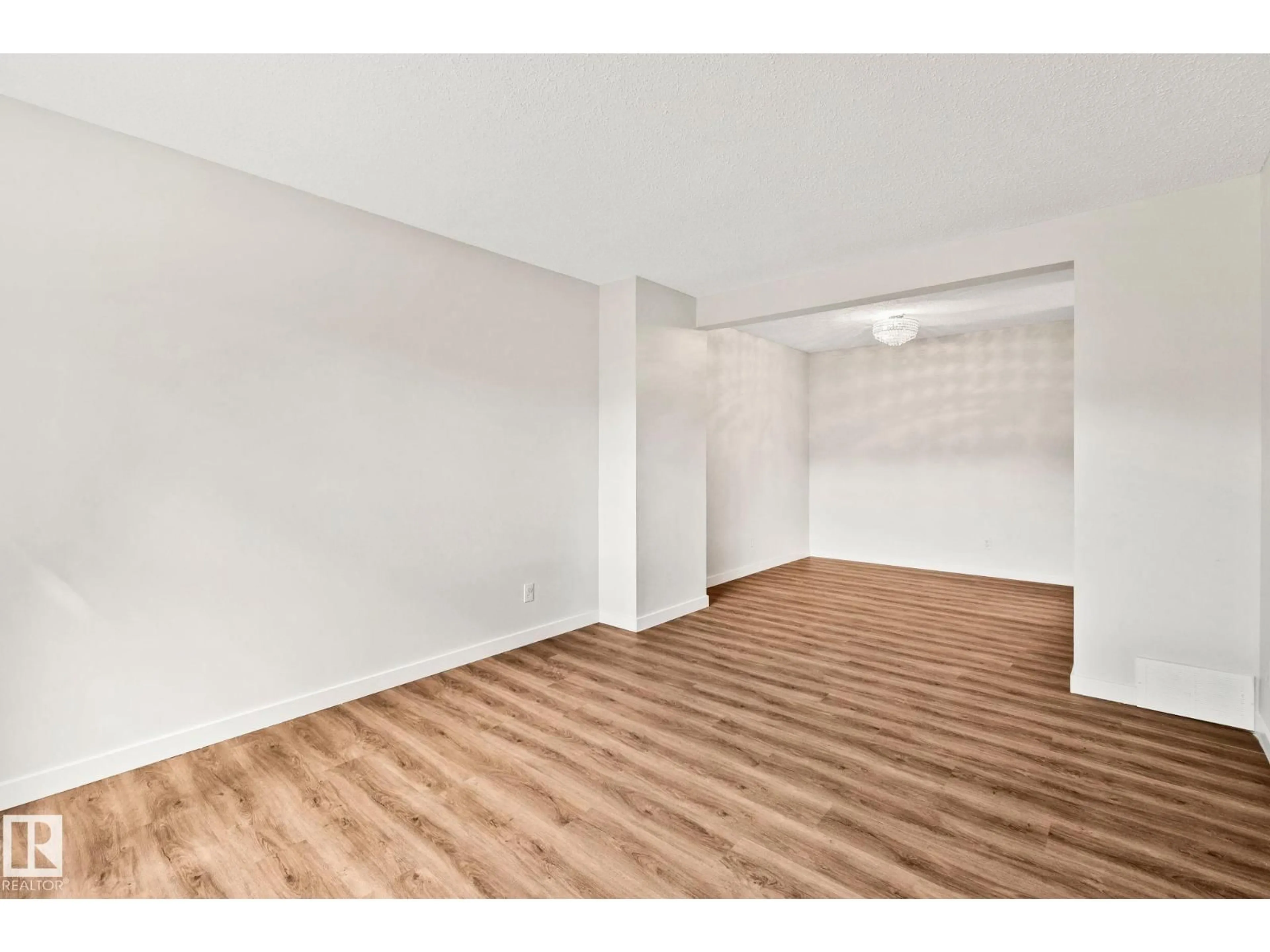 A pic of a room for 94 BELMEAD GARDENS GD, Edmonton Alberta T5T1J1