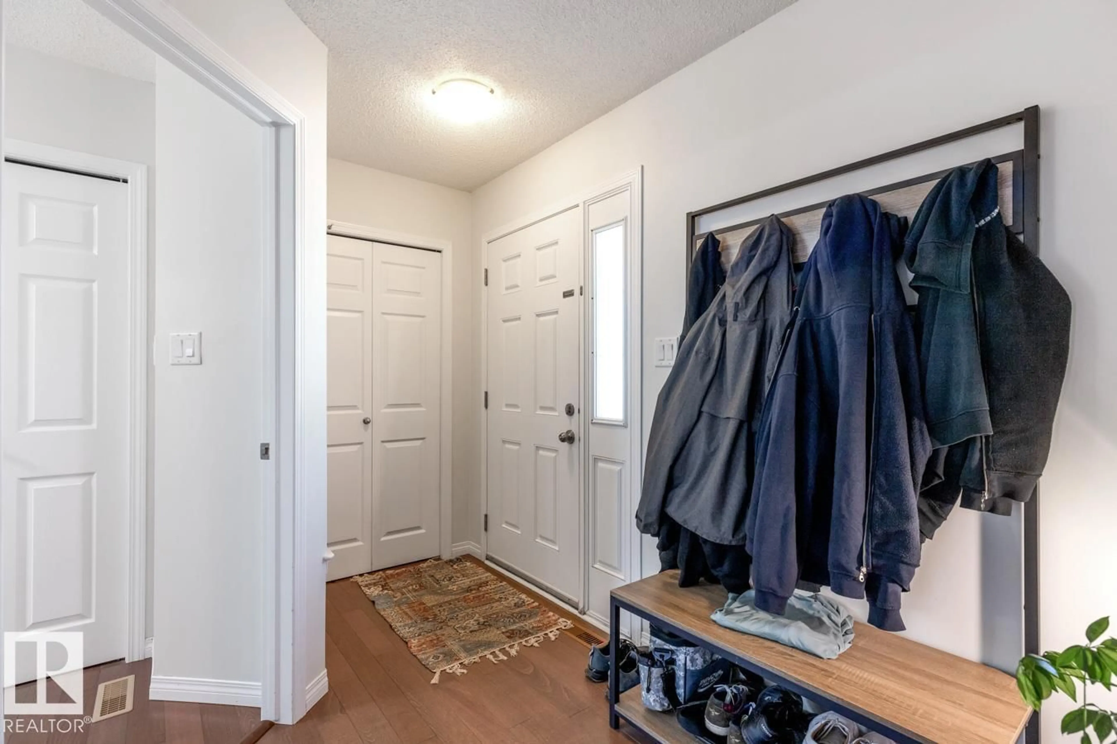 Indoor entryway for 7641 SCHMID CR, Edmonton Alberta T6R0K8