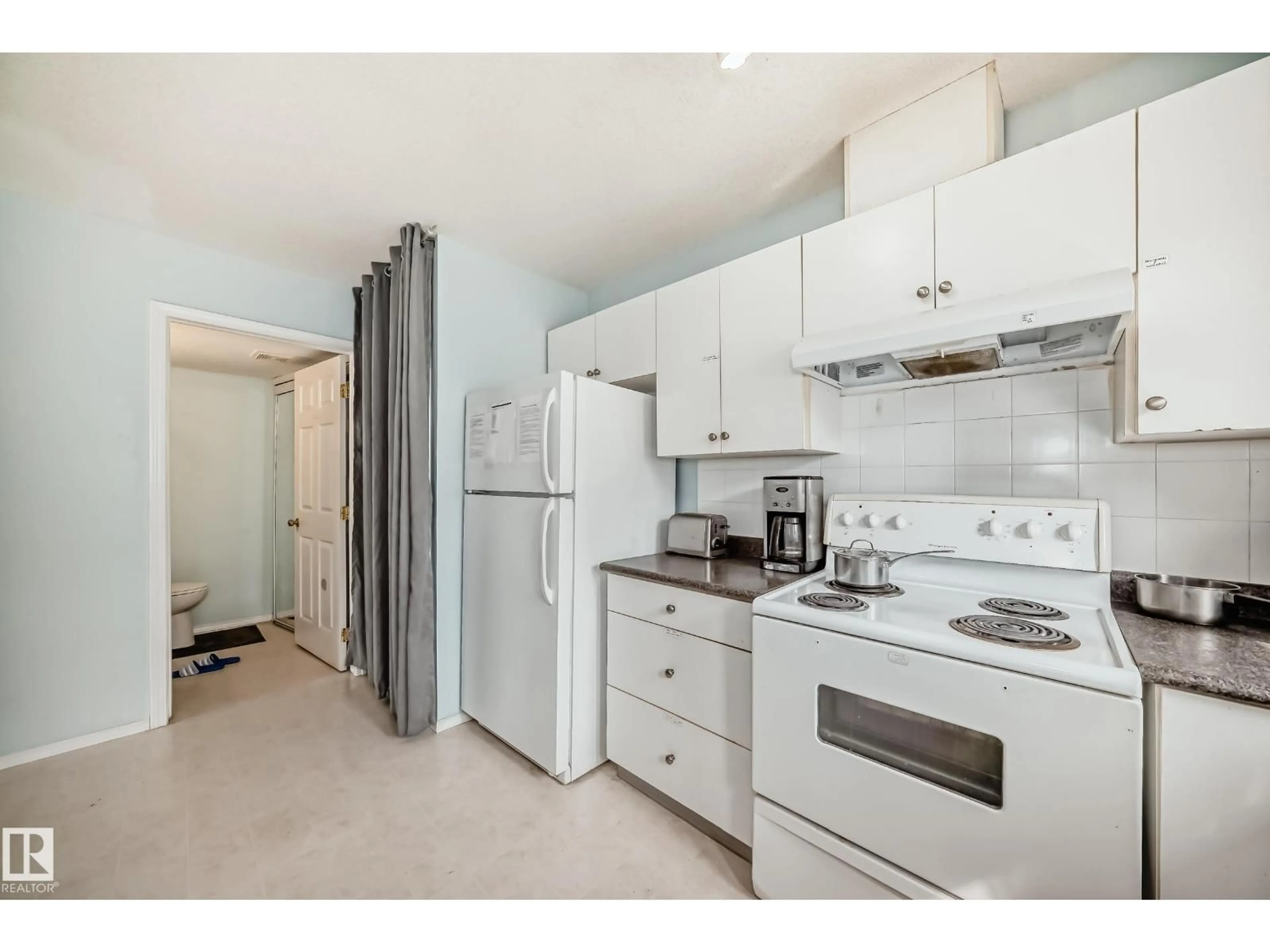 Standard kitchen, unknown for NW - 10711A 95 ST, Edmonton Alberta T5H2C8