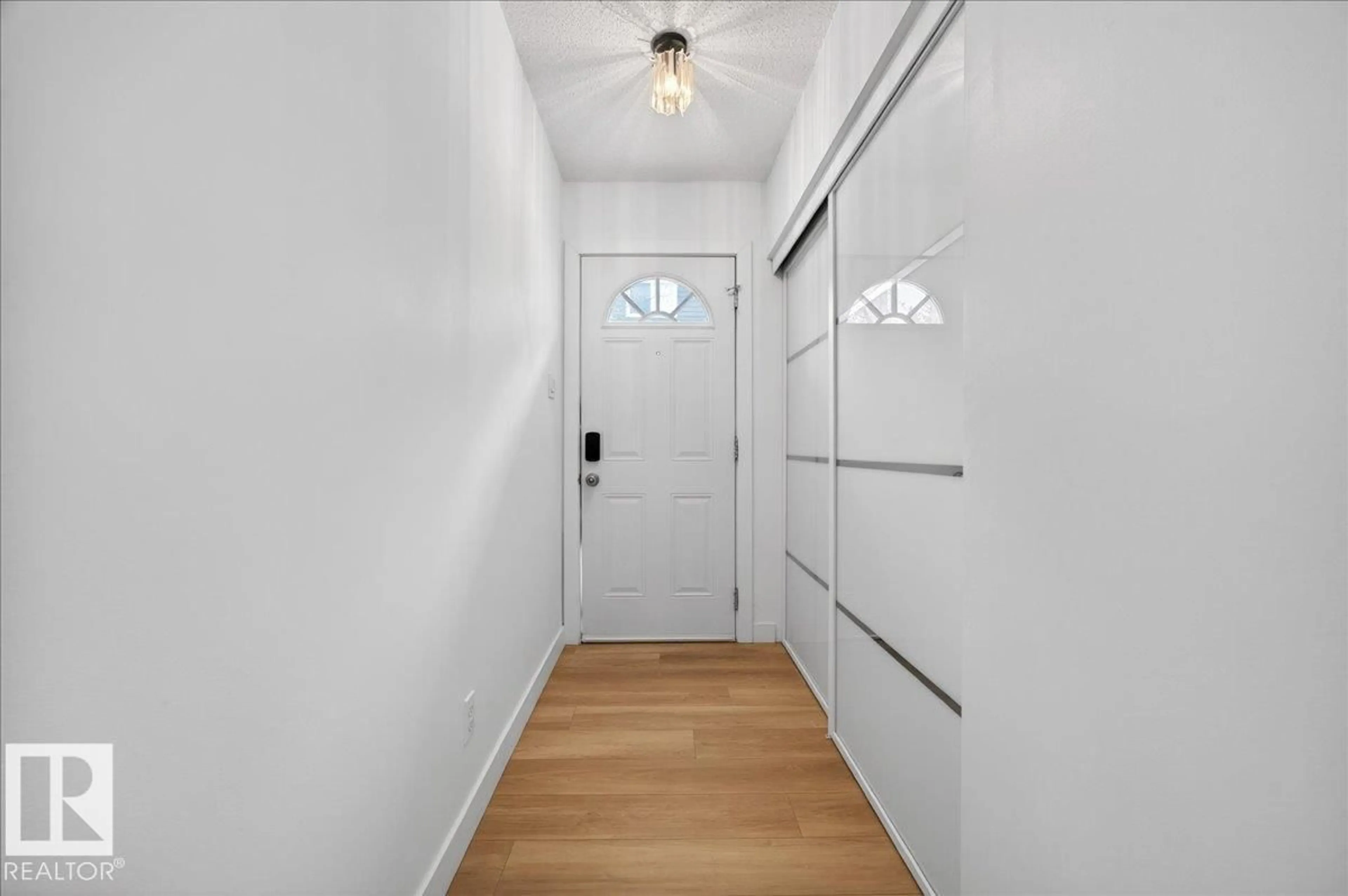 Indoor entryway for 114 KASKITAYO CO, Edmonton Alberta T6J3T3
