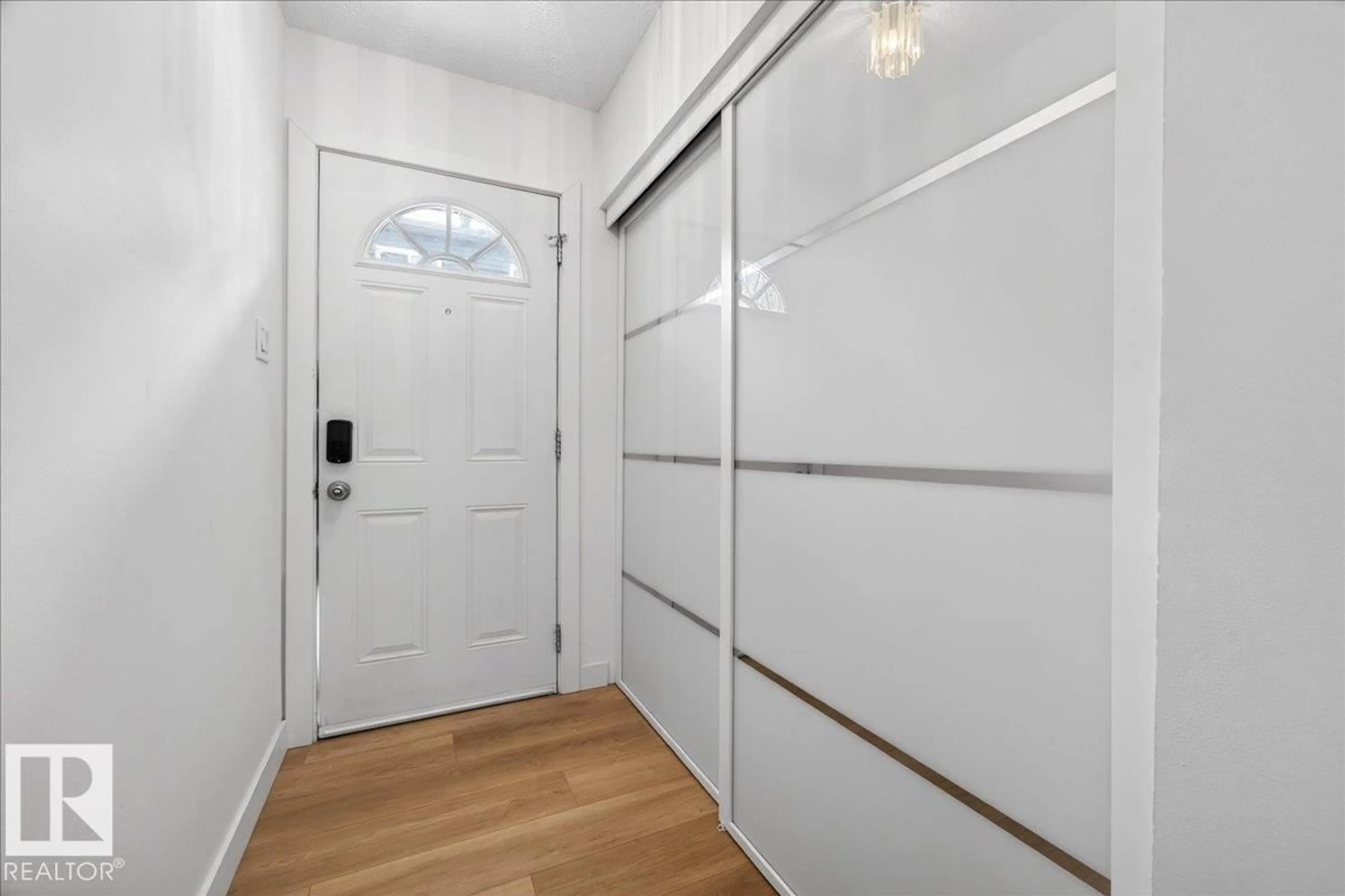 Indoor entryway for 114 KASKITAYO CO, Edmonton Alberta T6J3T3
