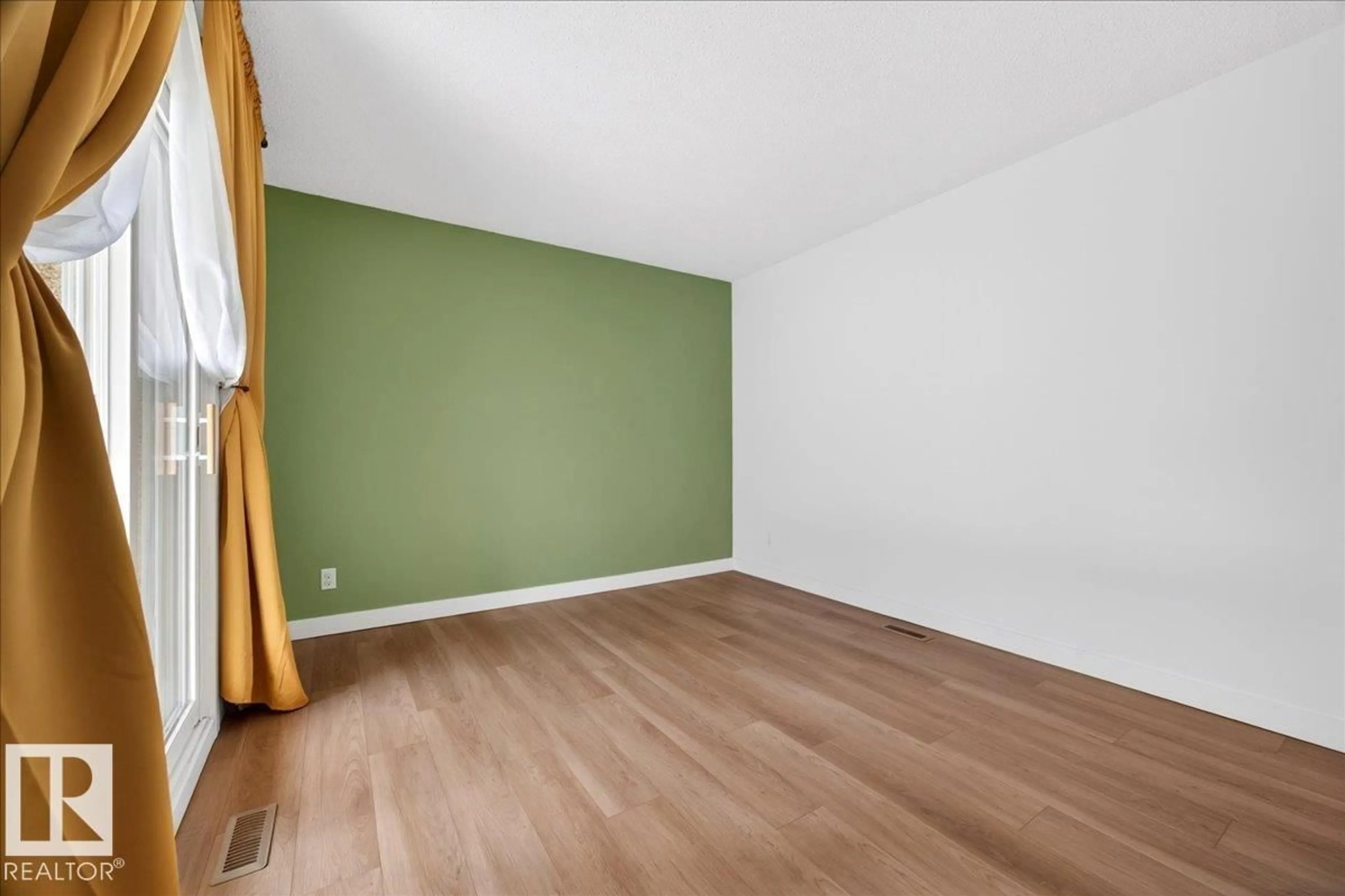 A pic of a room for 114 KASKITAYO CO, Edmonton Alberta T6J3T3