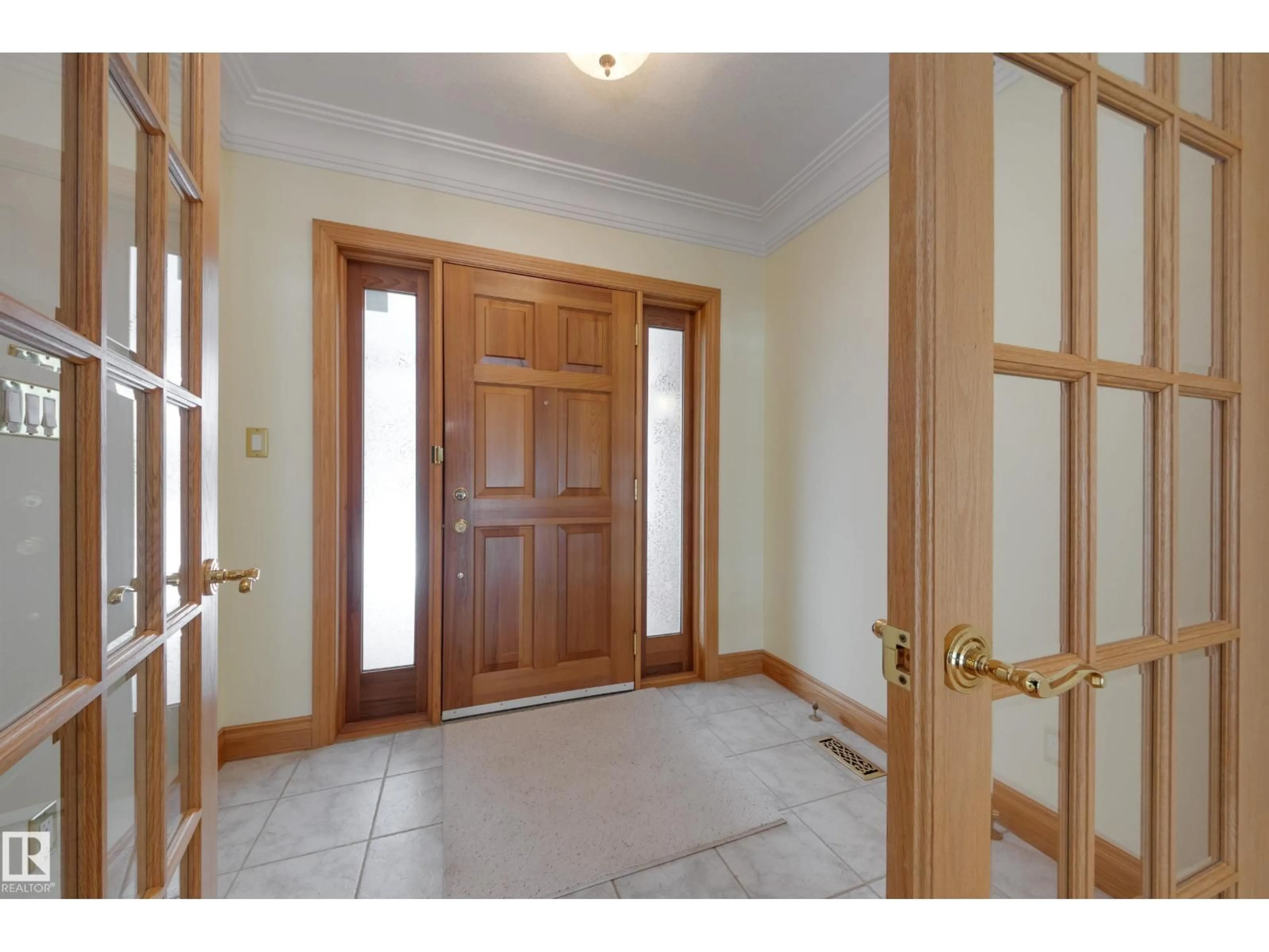 Indoor entryway for 18 WESTBROOK DR, Edmonton Alberta T6J2C9