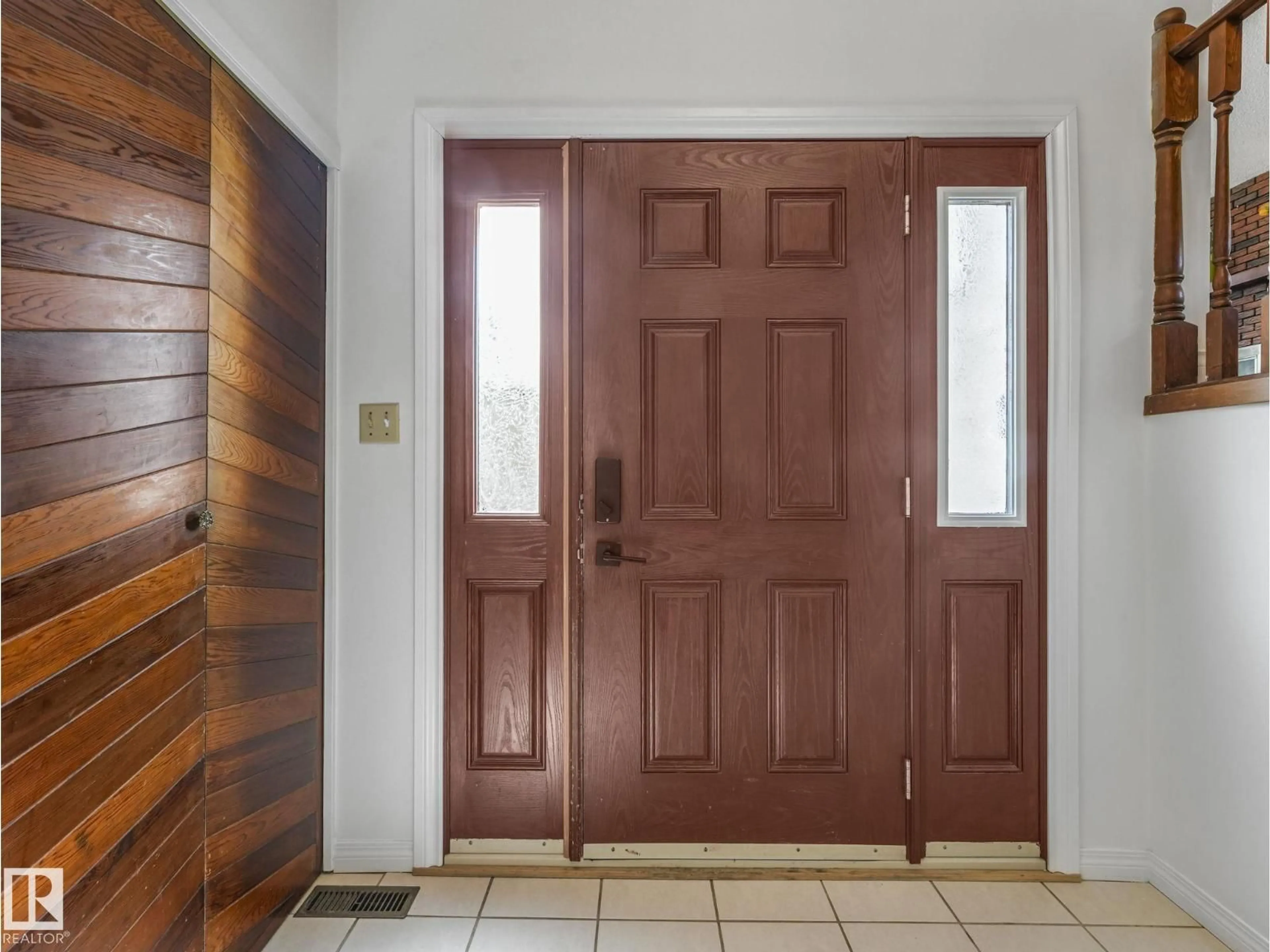 Indoor entryway for 4512 20A AV, Edmonton Alberta T6L2Z5