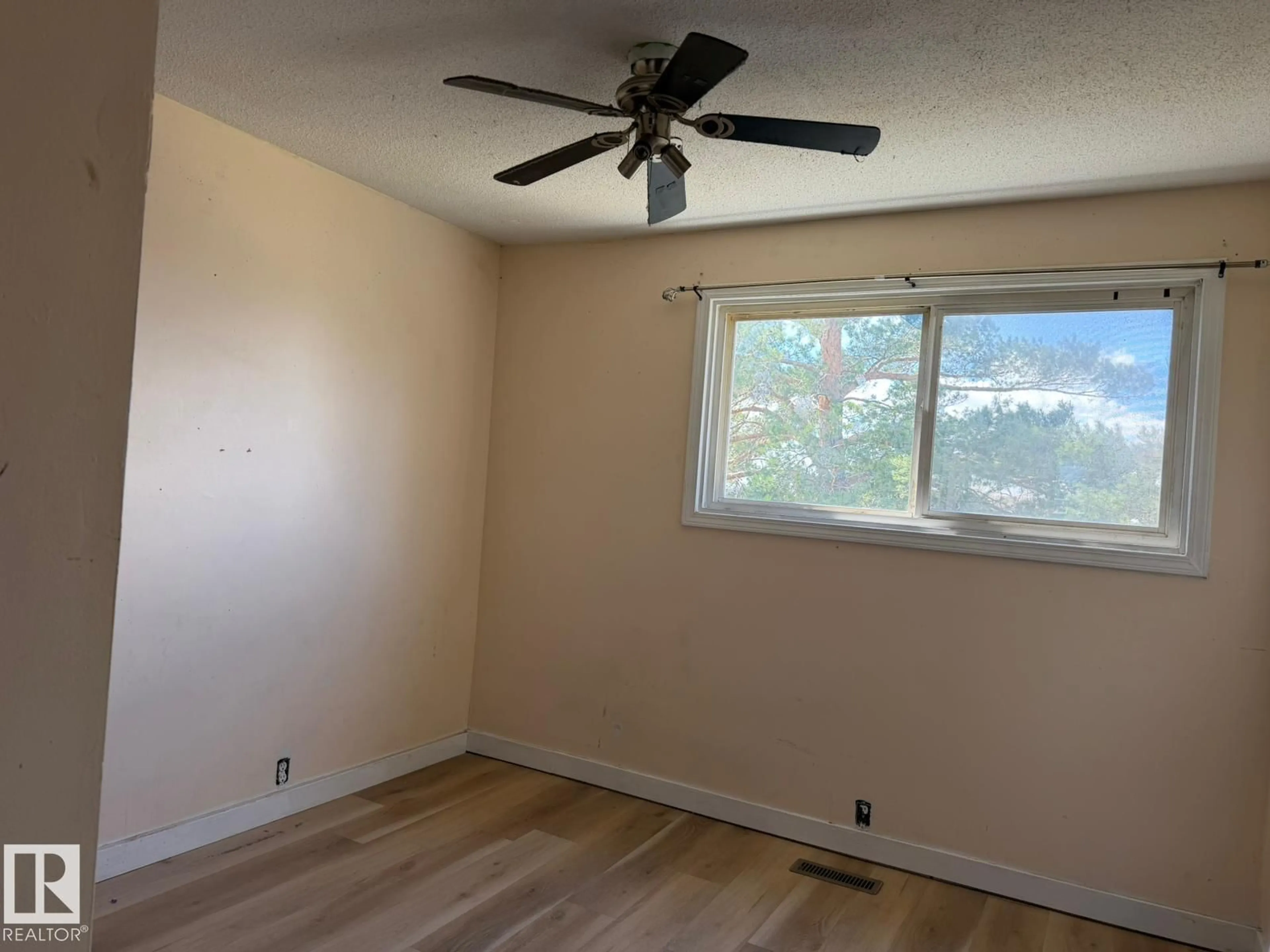 A pic of a room for 163 MAYFAIR MEWS ME, Edmonton Alberta T5E5R7