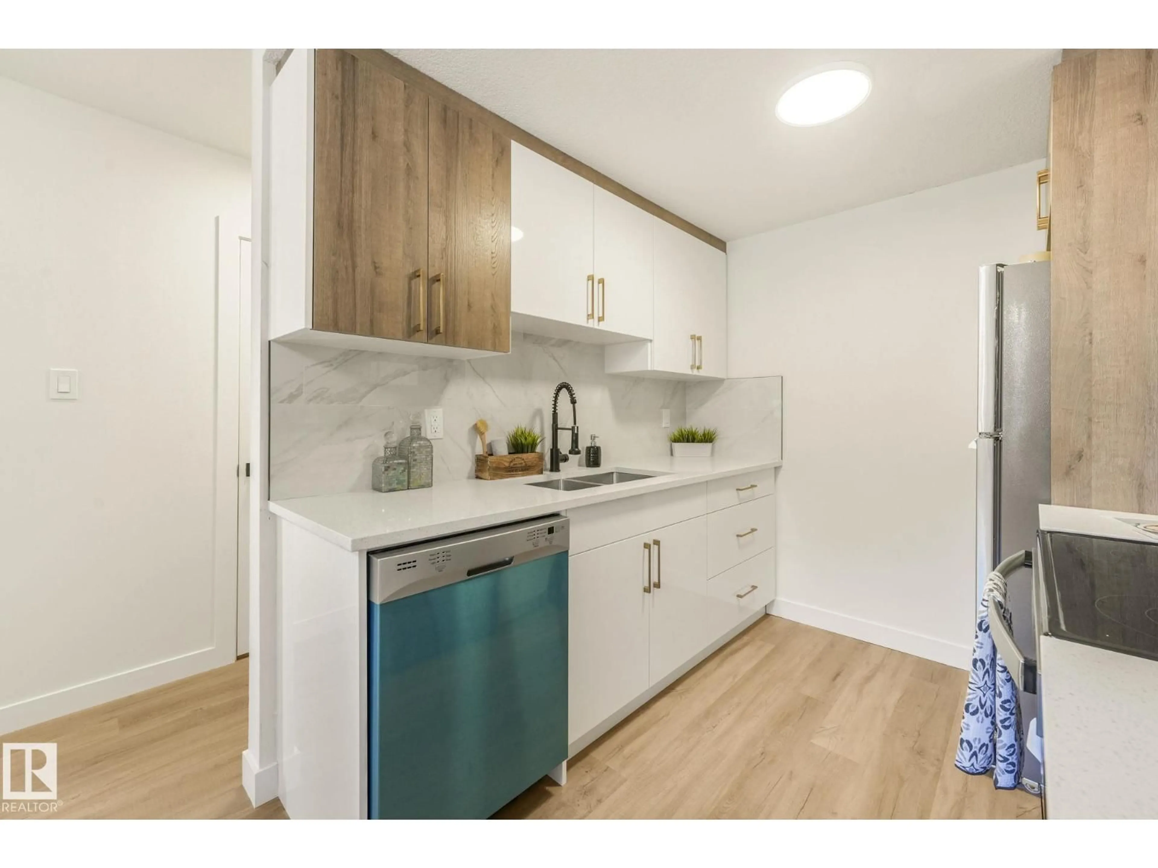 Standard kitchen, wood/laminate floor for 199B HOMESTEAD CR, Edmonton Alberta T5A2Y2